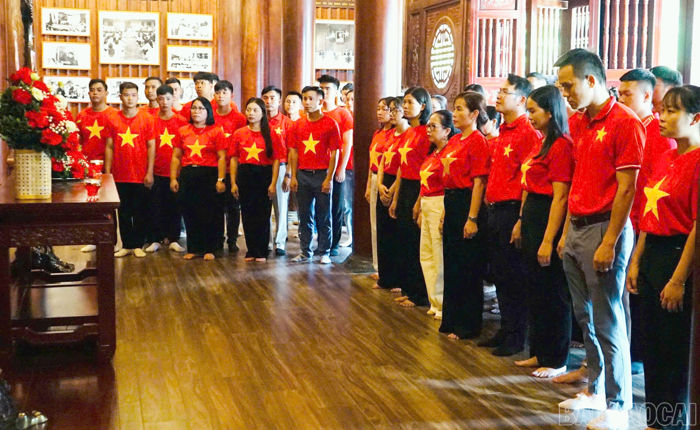 Lớp Bồi dưỡng lý luận chính trị dành cho đảng viên mới khóa 2, năm 2025, Trung tâm Chính trị phường Lào Cai tới dâng hương tại khu lưu niệm Chủ tịch Hồ Chí Minh. baolaocai-br_23.jpg