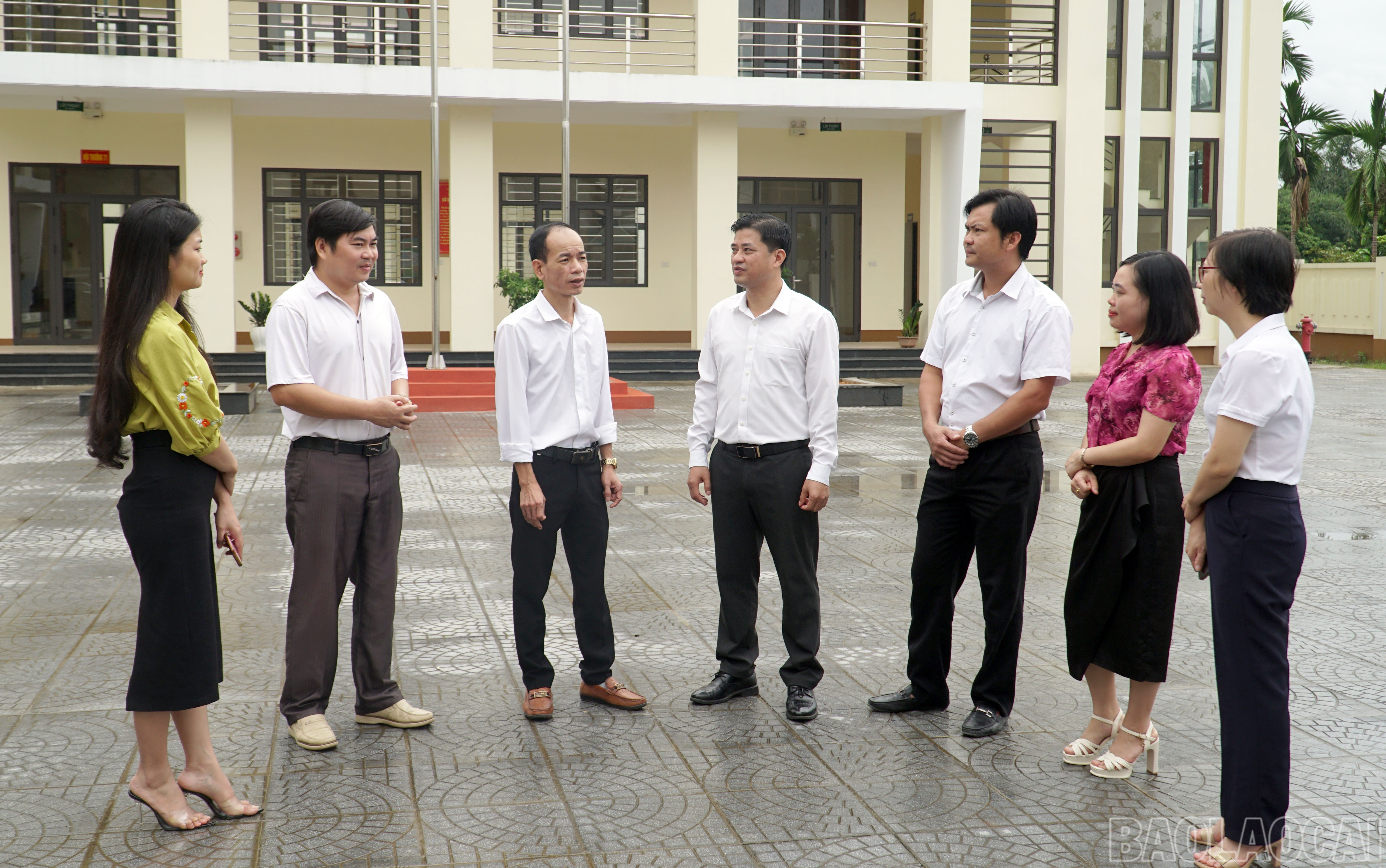 Lãnh đạo xã Trấn Yên nắm bắt tình hình hoạt động Trung tâm Chính trị xã. baolaocai-br_11.jpg