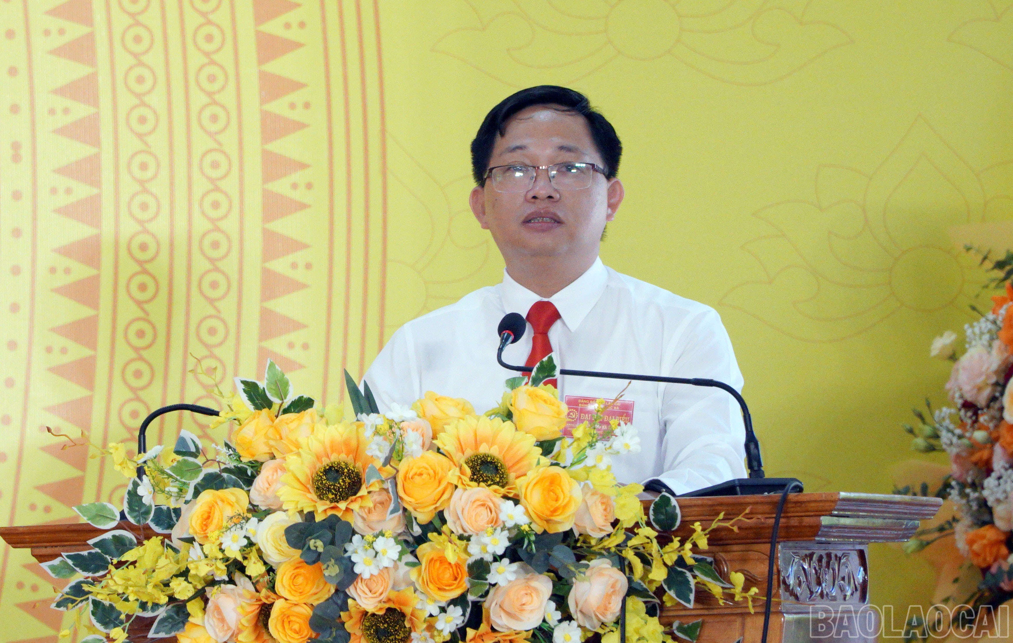 Đồng chí Nguyễn Ngọc Quỳnh, Bí thư Đảng ủy xã Thác Bà phát biểu khai mạc đại hội. baolaocai-br_148-bi-thu-xa.jpg