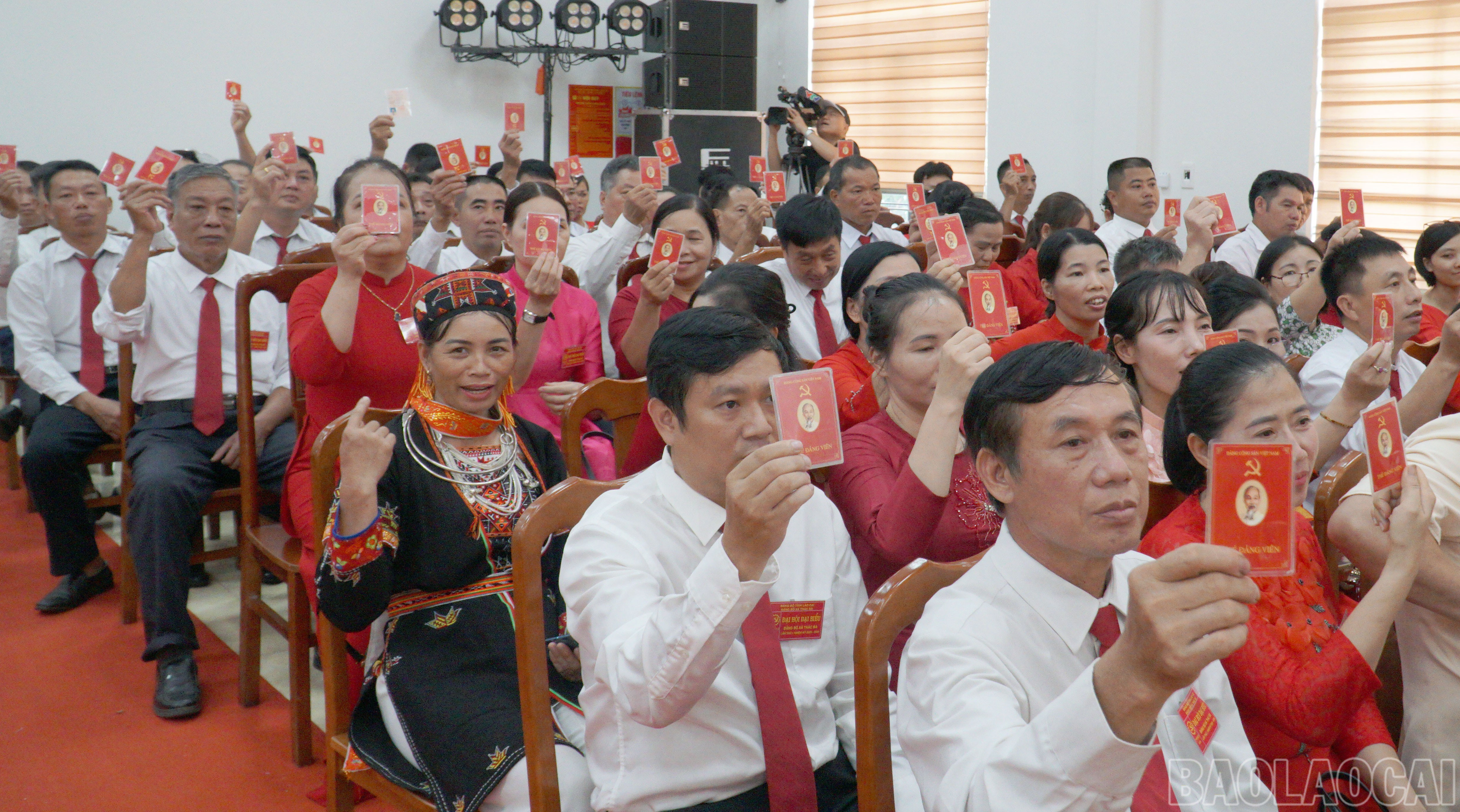 Các đại biểu biểu quyết thông qua nghị quyết Đại hội. baolaocai-br_148-bieu-quyet.jpg