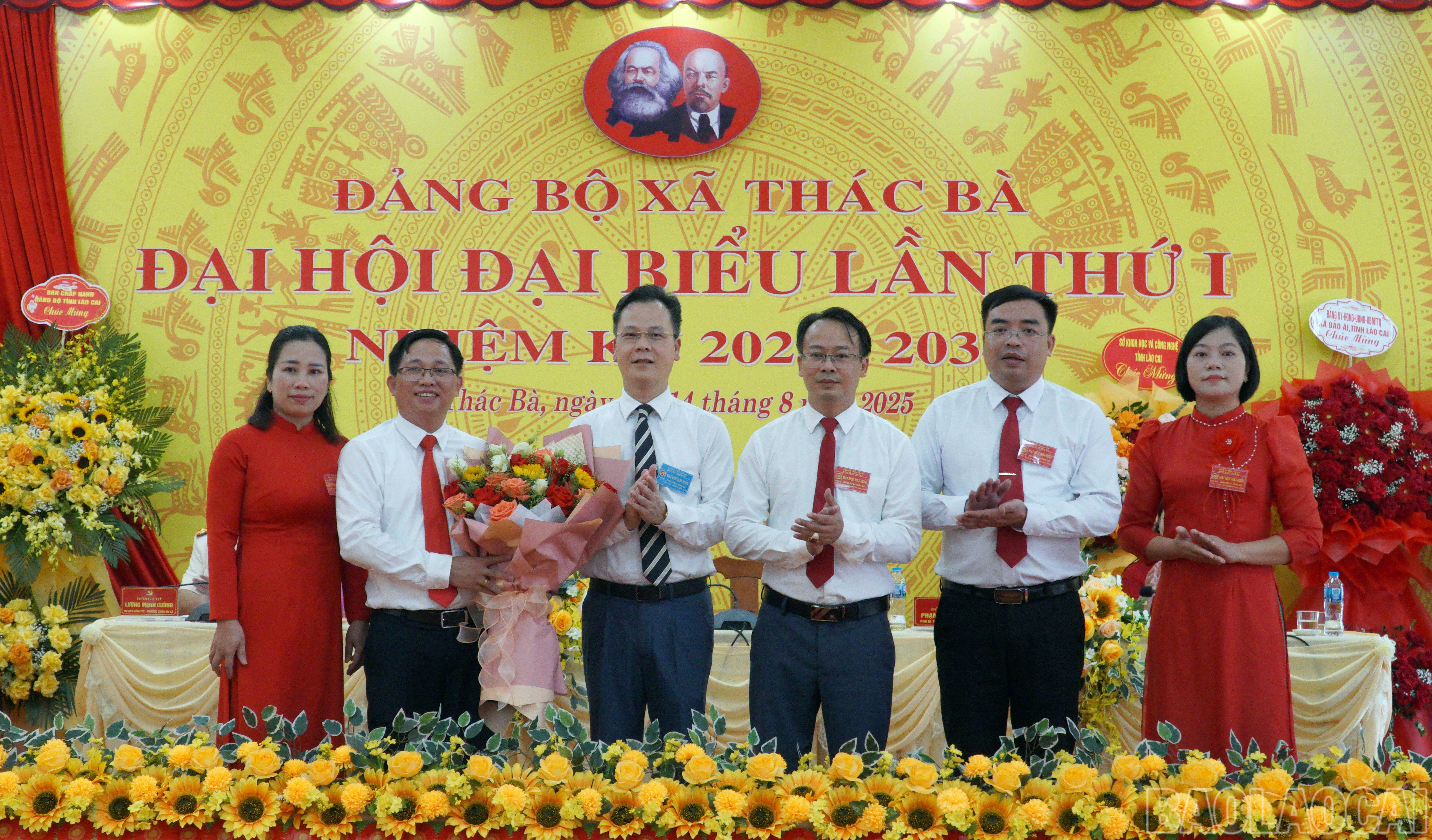 Phó Chủ tịch UBND tỉnh tặng hoa 5 đại biểu đi dự Đại hội đại biểu tỉnh Lào Cai, nhiệm kỳ 2025 - 2030. baolaocai-br_148-dai-hoi-di-du.jpg