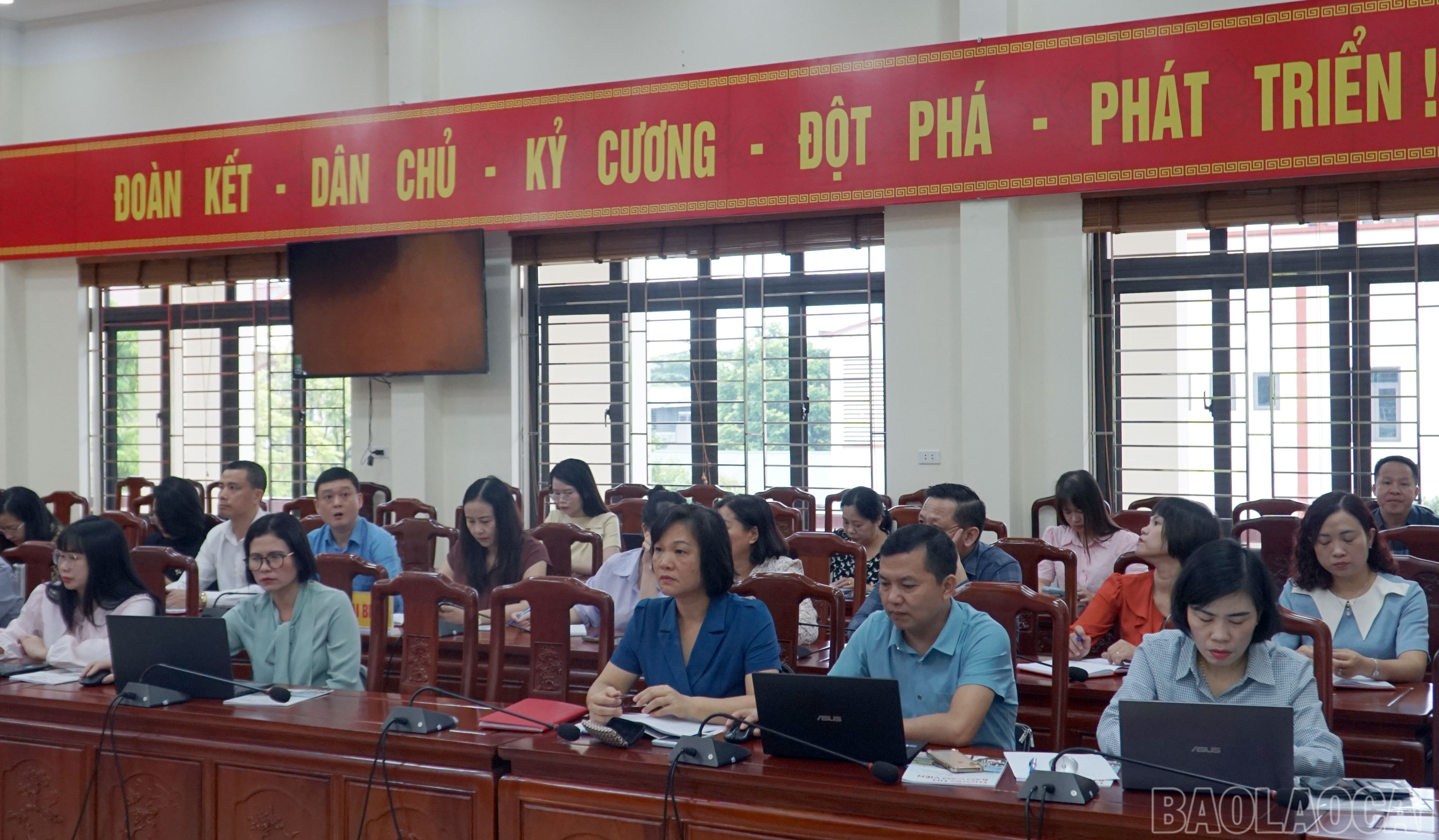 Các đại biểu dự hội nghị tại điểm cầu trung tâm tỉnh. baolaocai-br_dai-bieu-3.jpg