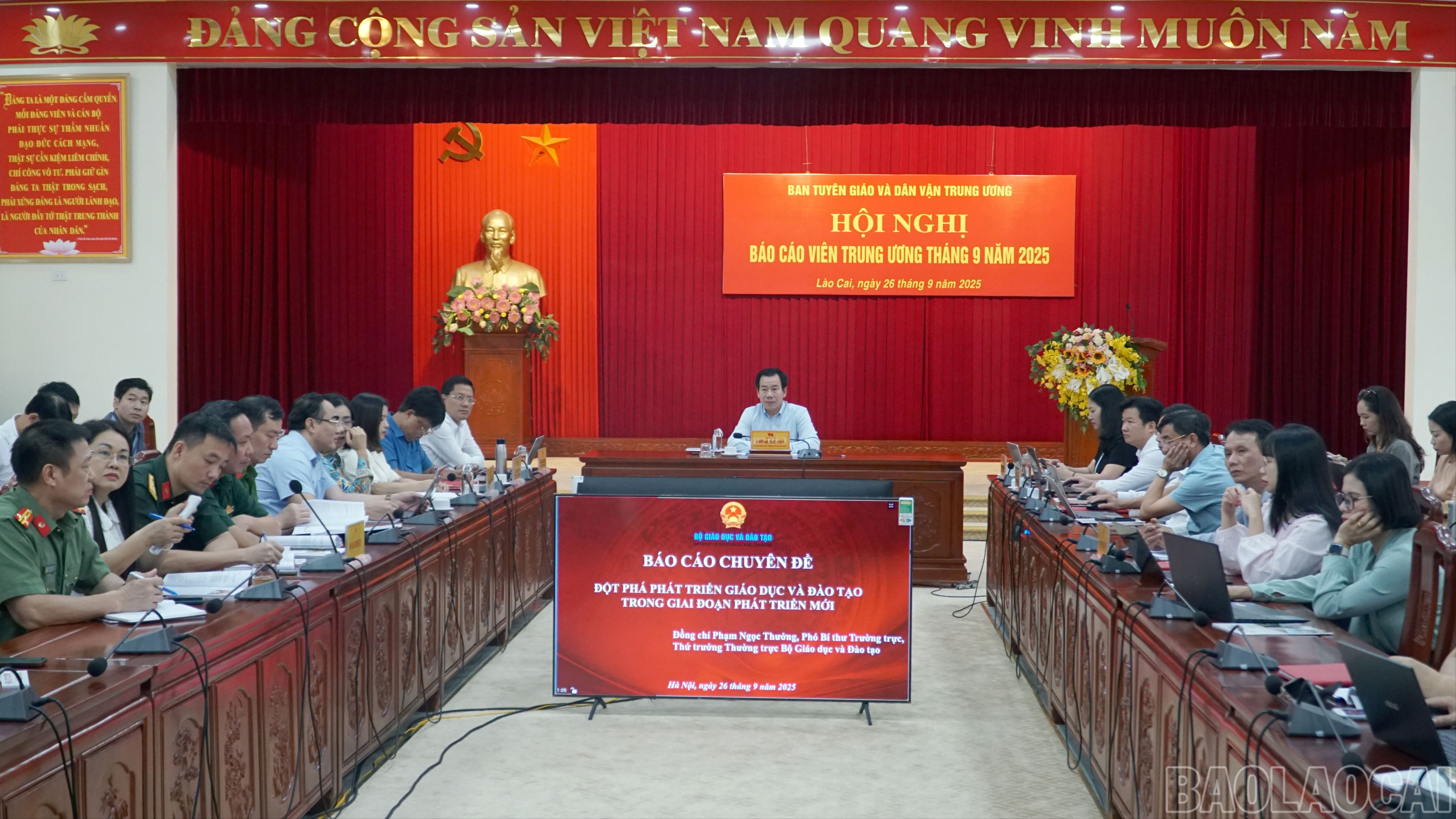 Quang cảnh hội nghị tại điểm cầu trung tâm tỉnh. baolaocai-br_toan-canh-2401.jpg