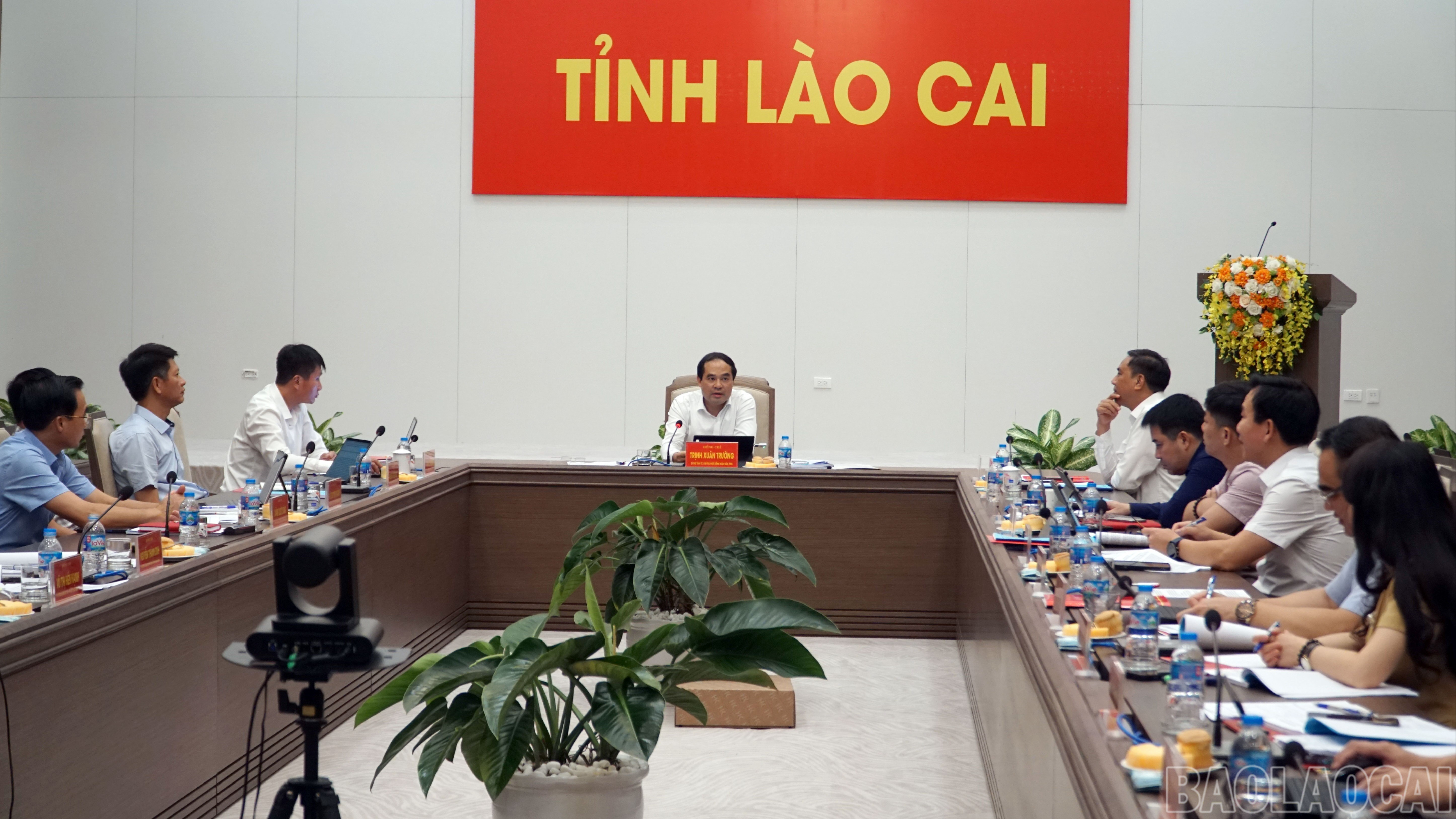 Đồng chí Trịnh Xuân Trường - Bí thư Tỉnh ủy, Chủ tịch HĐND tỉnh phát biểu kết luận cuộc họp. baolaocai-br_277-toan-canh-chuan-2712.jpg