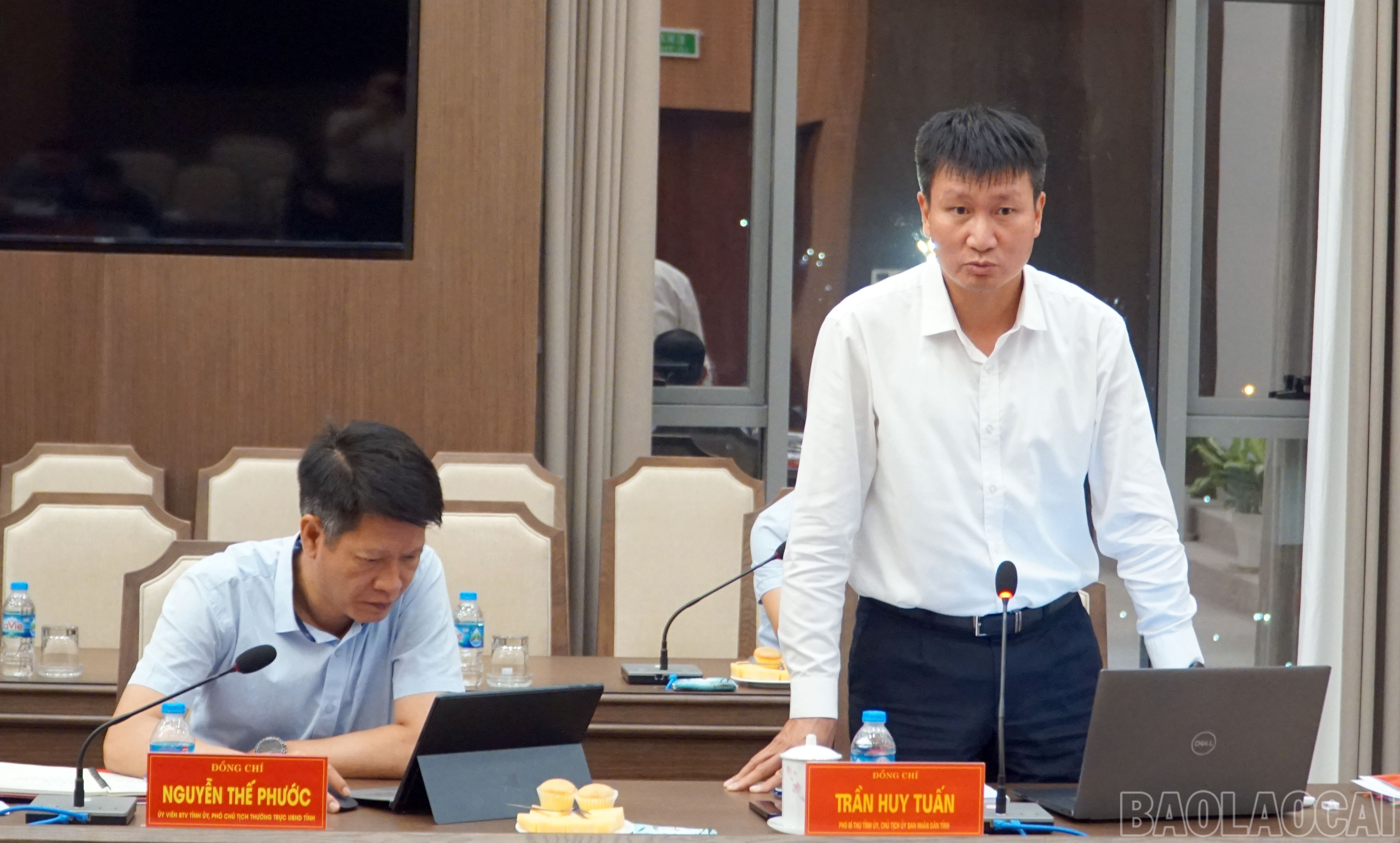 Đồng chí Trần Huy Tuấn - Phó Bí thư Tỉnh ủy, Chủ tịch UBND tỉnh phát biểu tại cuộc họp. baolaocai-br_277-anh-huy-tuan.jpg