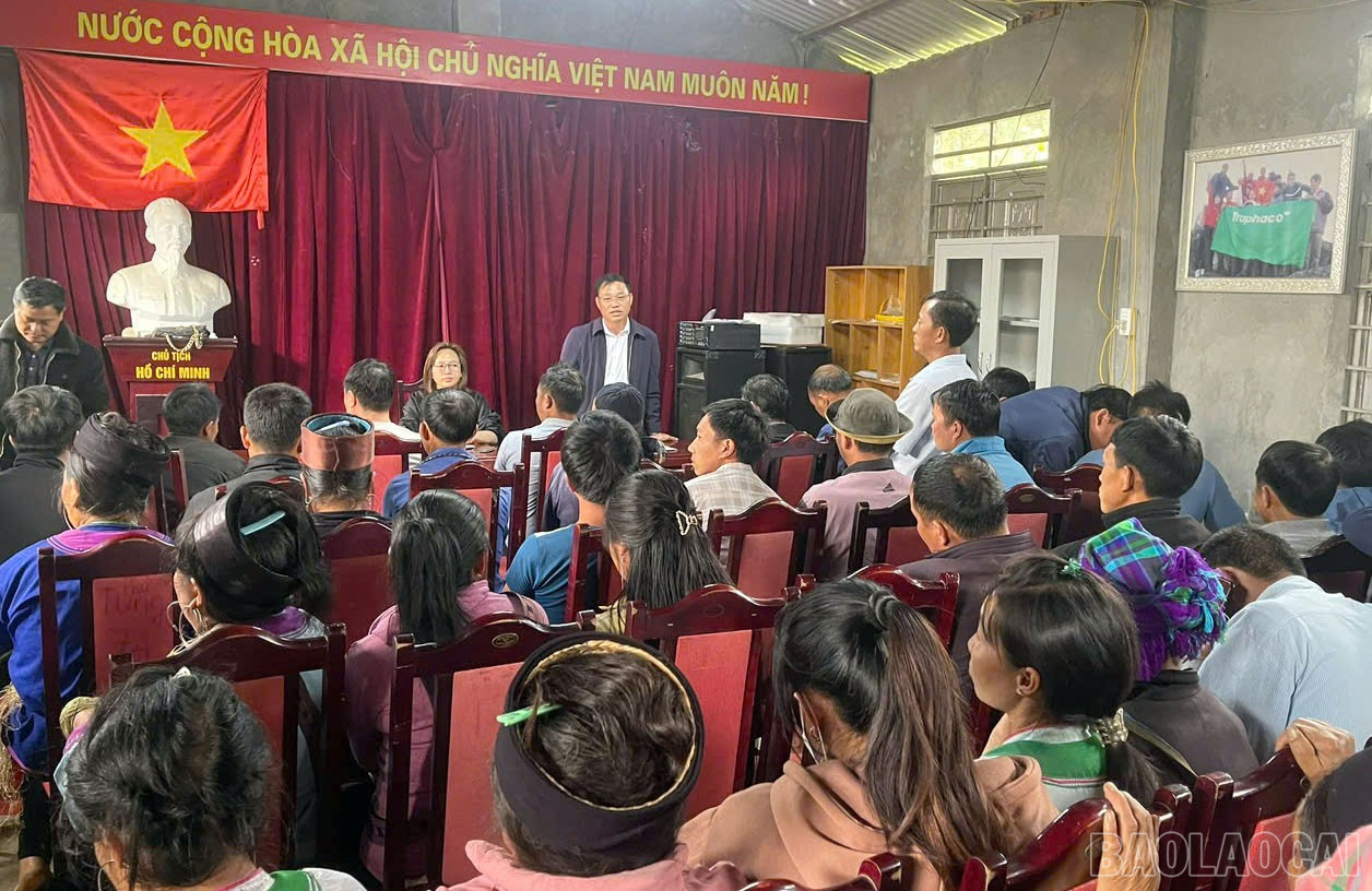 Người dân phường Sa Pa được tuyên truyền pháp luật lồng ghép trong các buổi họp tổ dân phố. baolaocai-br_sa-pa-1.jpg