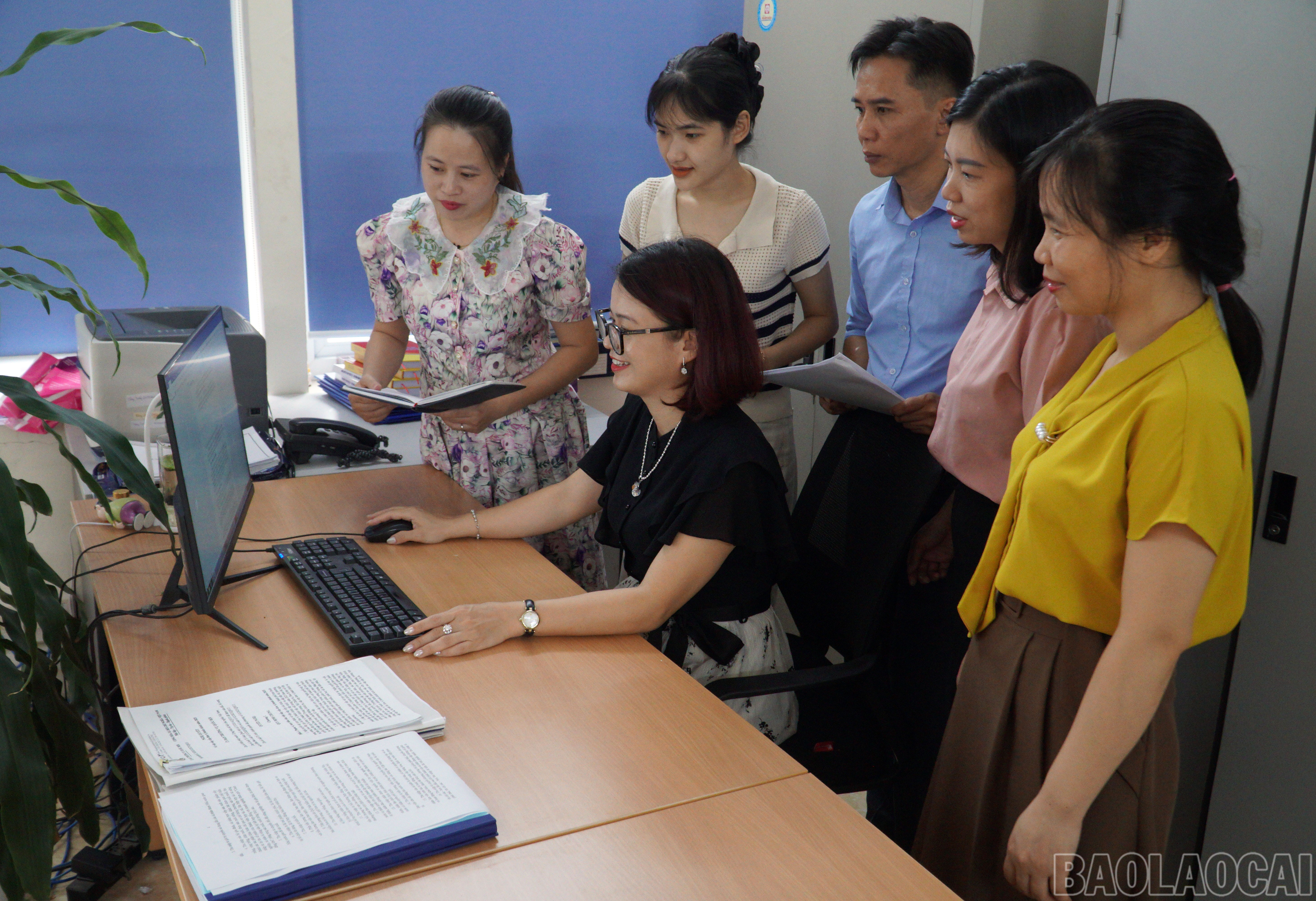 Cán bộ Phòng Xây dựng văn bản quy phạm pháp luật trao đổi chuyên môn để thực hiện tốt kế hoạch của Sở. baolaocai-br_68-tu-phap-6.jpg