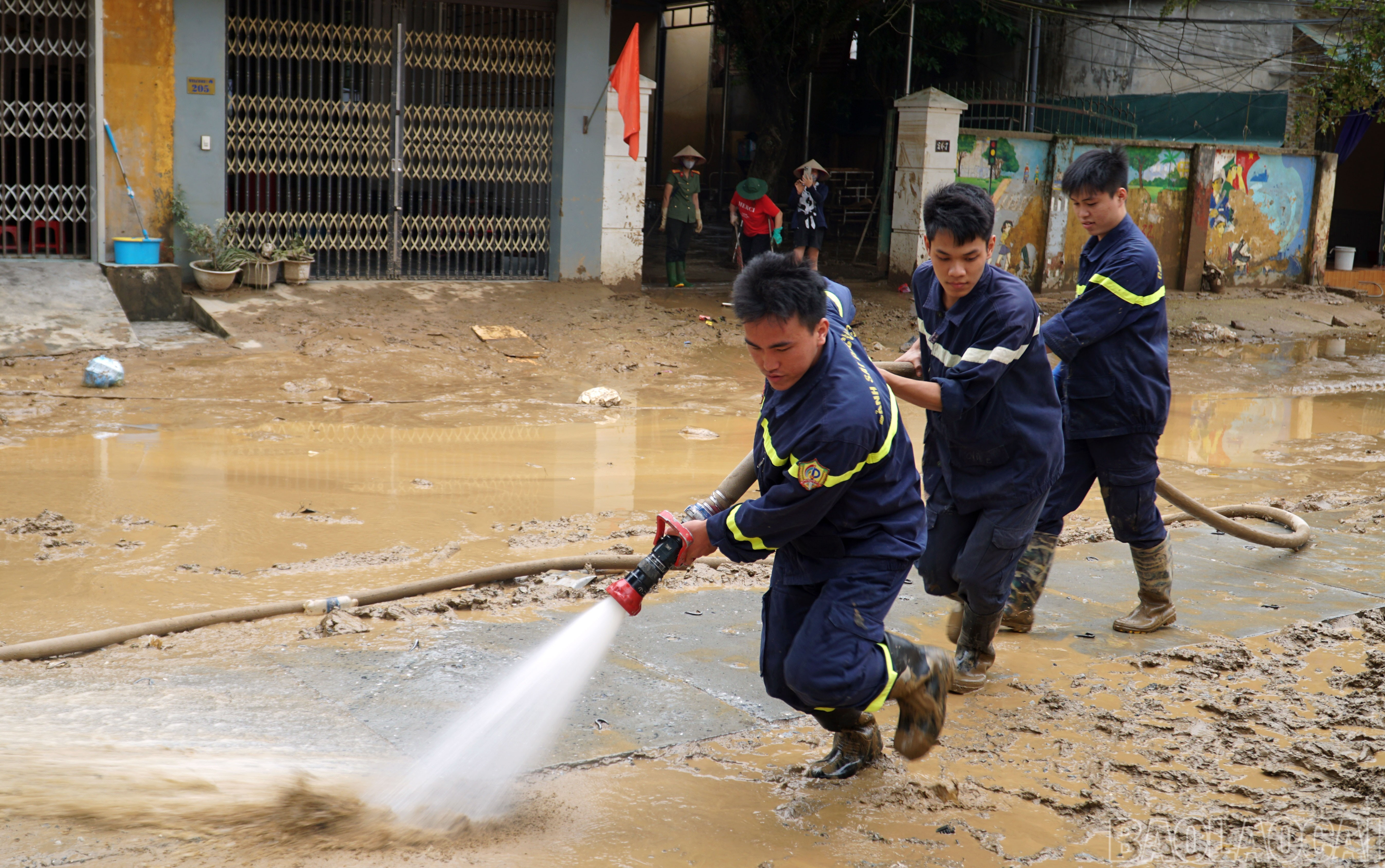 Lực lượng Cảnh sát Phòng cháy, chữa cháy và cứu nạn, cứu hộ giúp dân vệ sinh môi trường sau lũ. baolaocai-br_pc-11.jpg