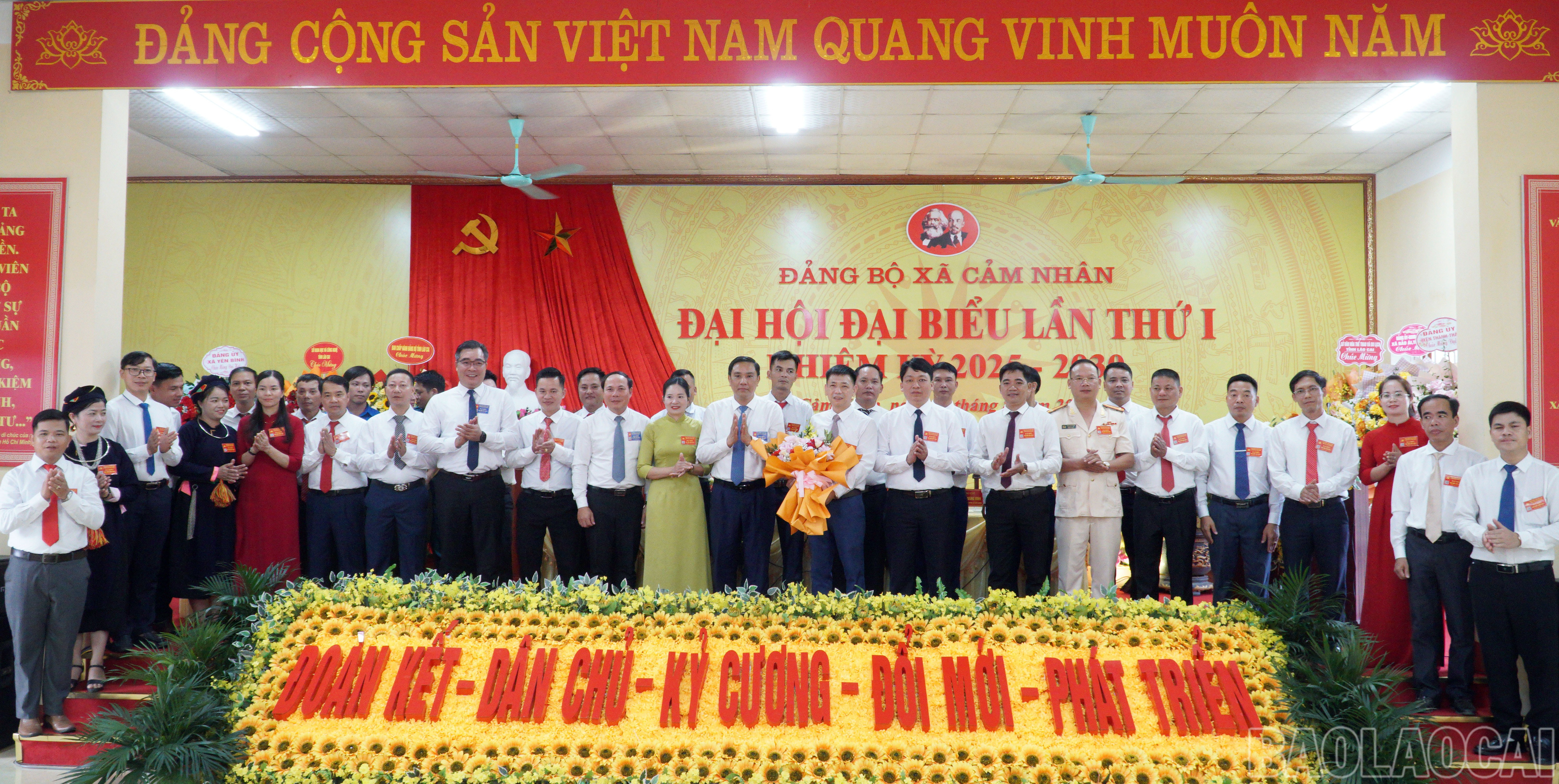 Đồng chí Phó Bí thư Thường trực Tỉnh ủy Hoàng Giang và lãnh đạo các sở, ngành tặng hoa chúc mừng Ban Chấp hành Đảng bộ xã Cảm Nhân lần thứ I, nhiệm kỳ 2025 - 2030. baolaocai-br_158-bch111.jpg