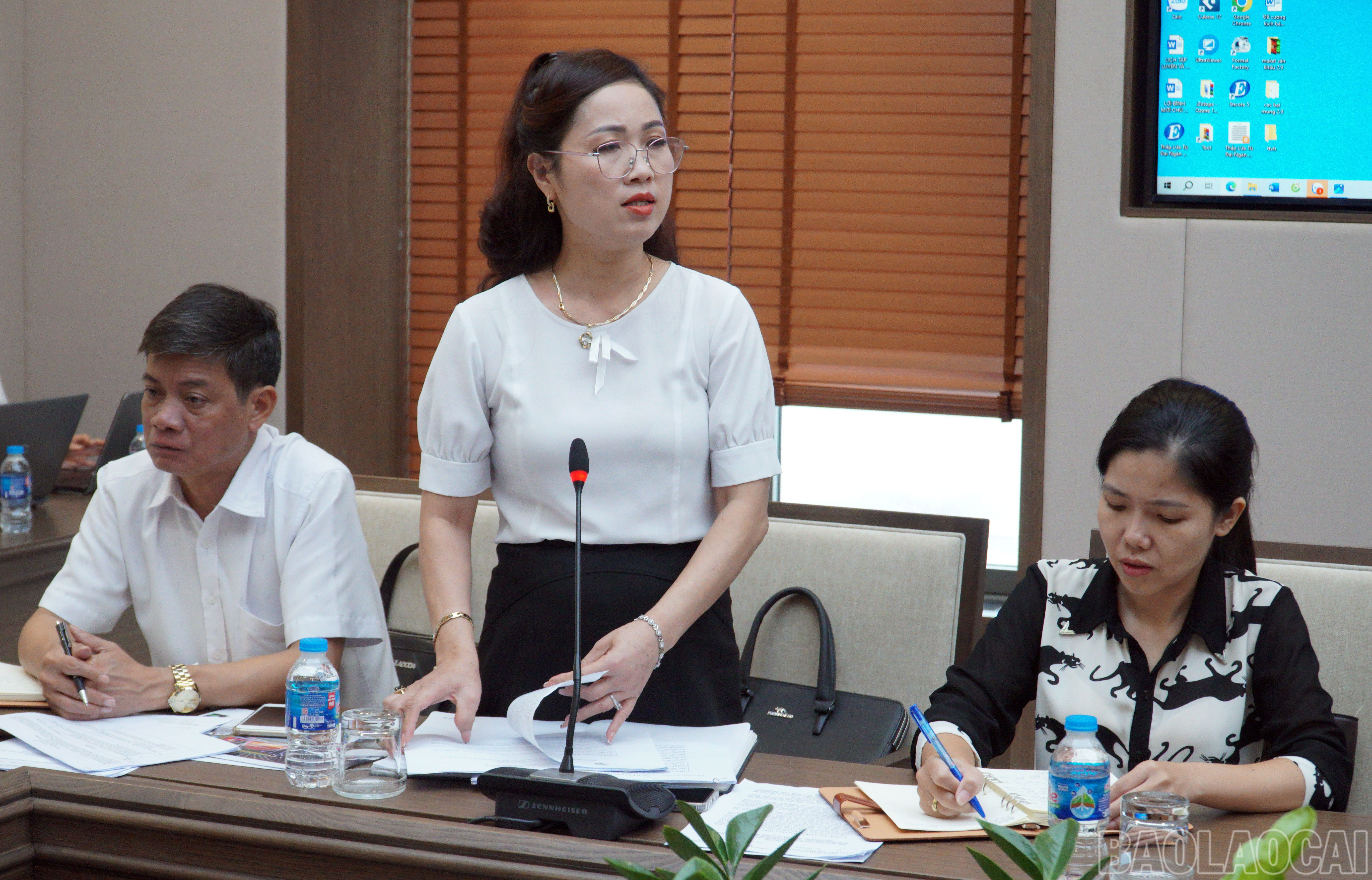 Lãnh đạo Trung tâm Văn hóa báo cáo công tác chuẩn bị các hoạt động. baolaocai-br_258-anh-1.jpg