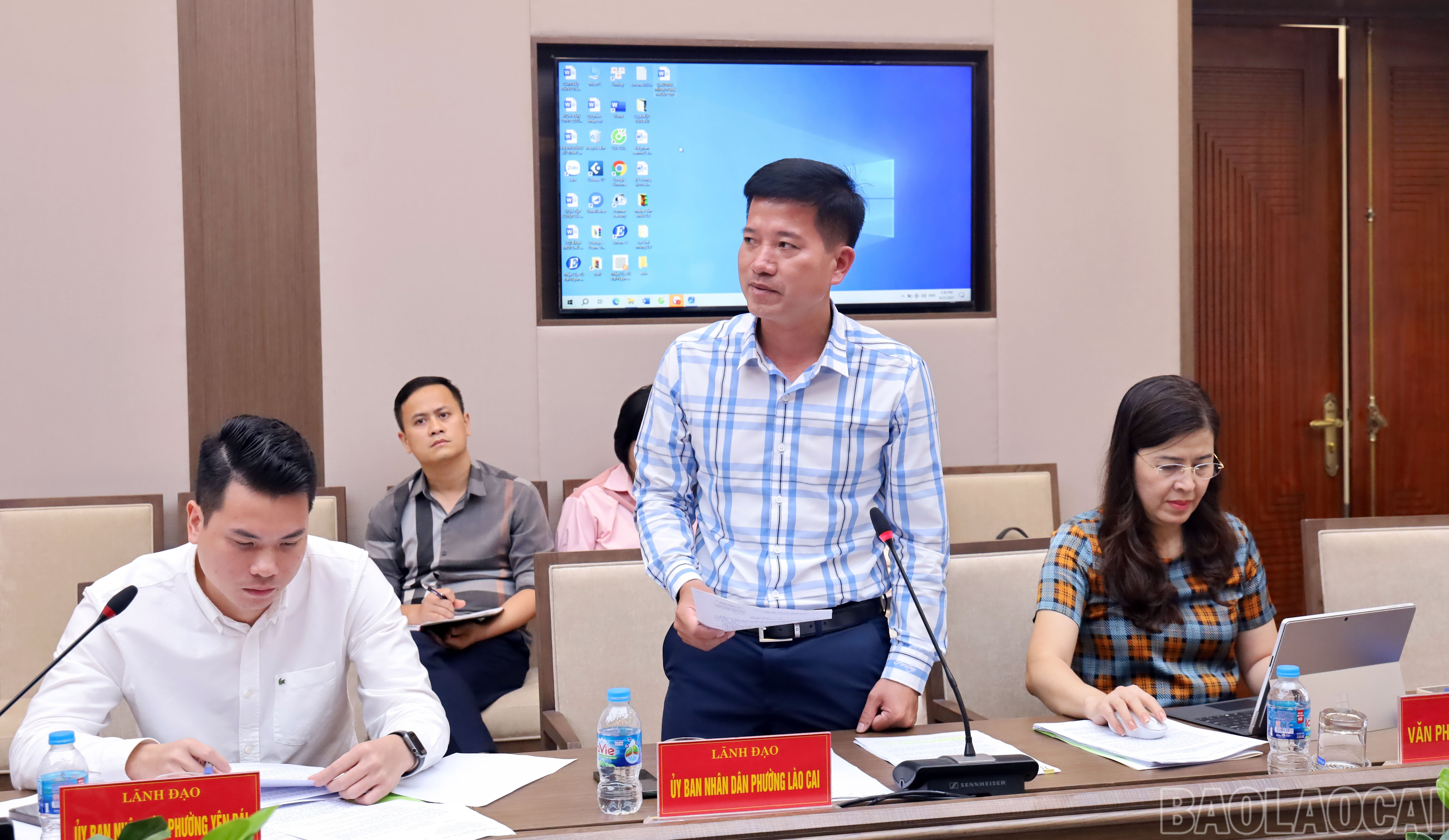 Lãnh đạo UBND phường Lào Cai báo cáo tại cuộc họp. baolaocai-br_258-anh-10.jpg