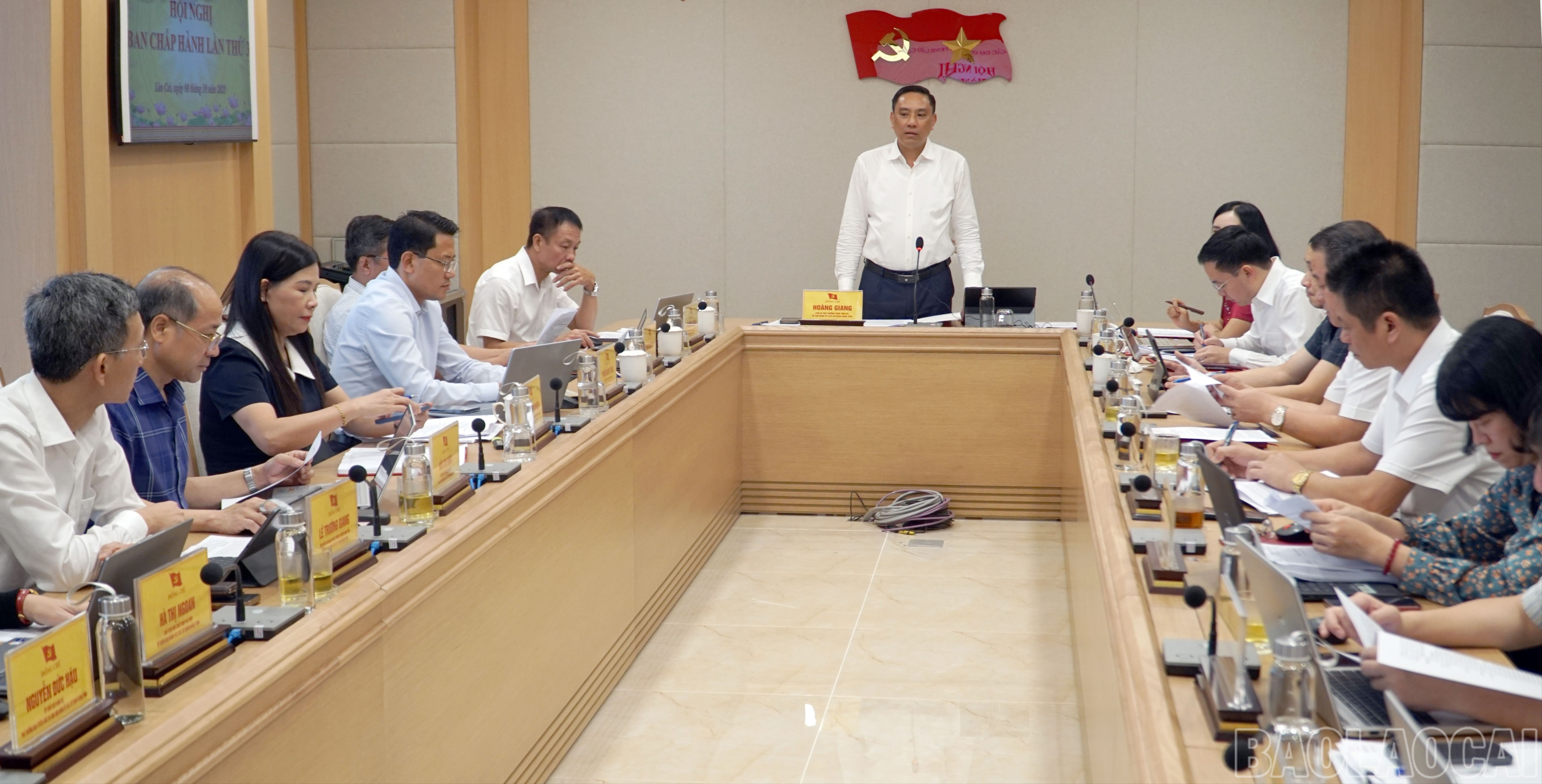 Đồng chí Hoàng Giang, Phó Bí thư Thường trực Tỉnh ủy, Bí thư Đảng ủy Các cơ quan Đảng tỉnh phát biểu khai mạc hội nghị. baolaocai-br_18-7593.jpg