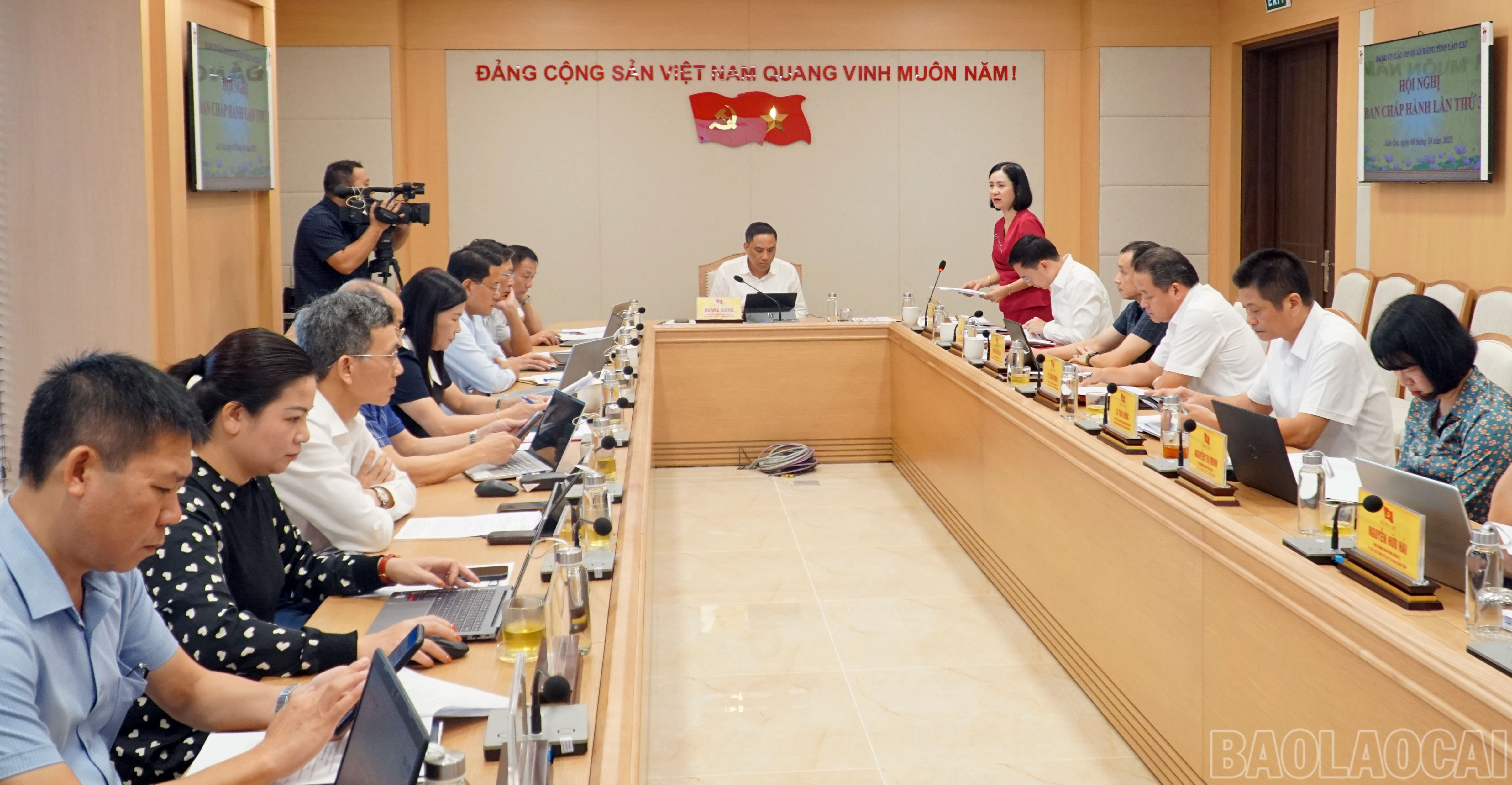 Đồng chí Lê Thị Thanh Bình - Tỉnh ủy viên, Phó Bí thư chuyên trách Đảng ủy Các cơ quan Đảng tỉnh trình bày Dự thảo Báo cáo sơ kết công tác 9 tháng Các cơ quan Đảng tỉnh. baolaocai-br_17.jpg