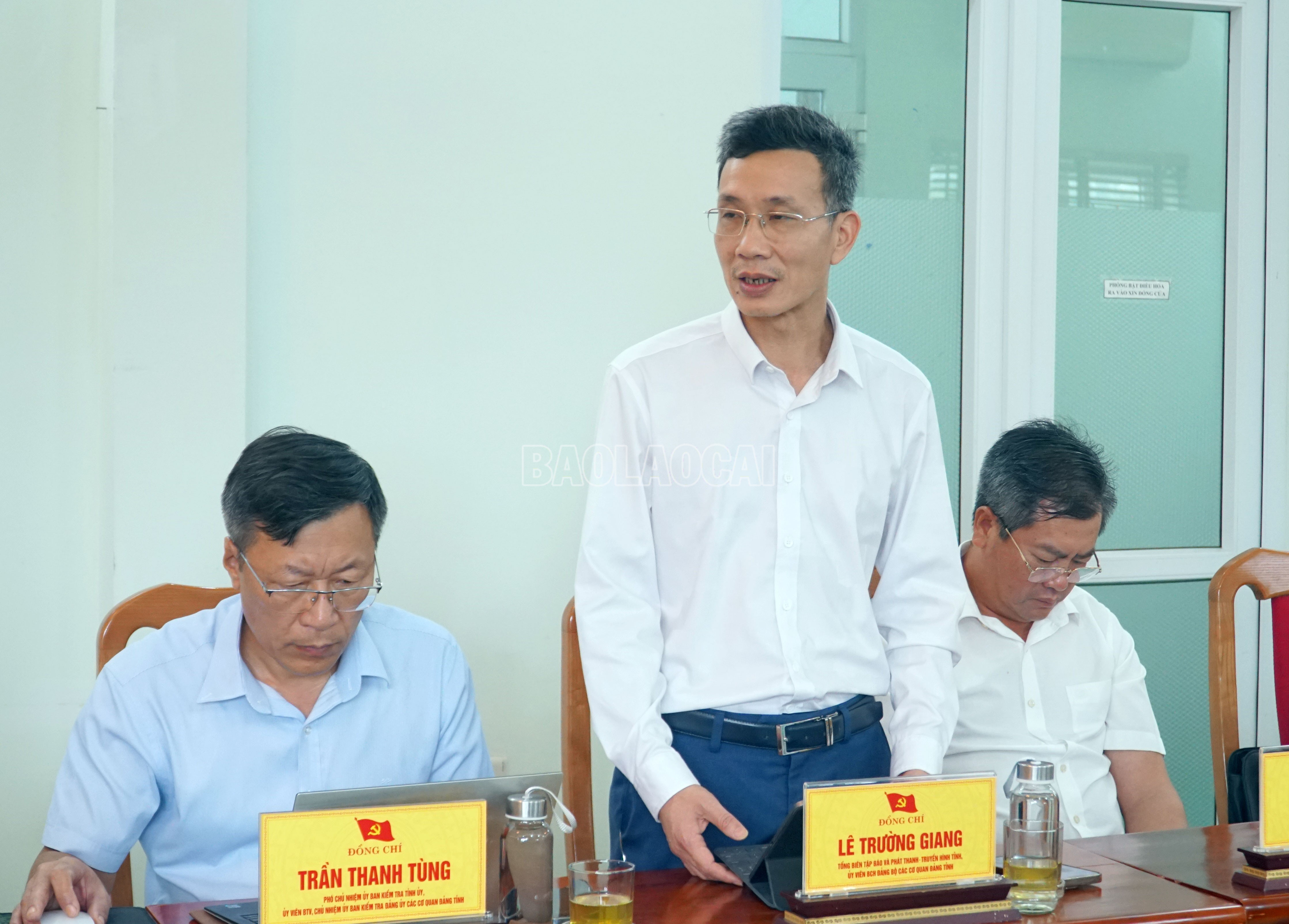 Đồng chí Lê Trường Giang - Tổng Biên tập Báo và Phát thanh, truyền hình tỉnh tham gia ý kiến về chỉ tiêu phát triển đảng viên. baolaocai-c_247-anh-7.jpg