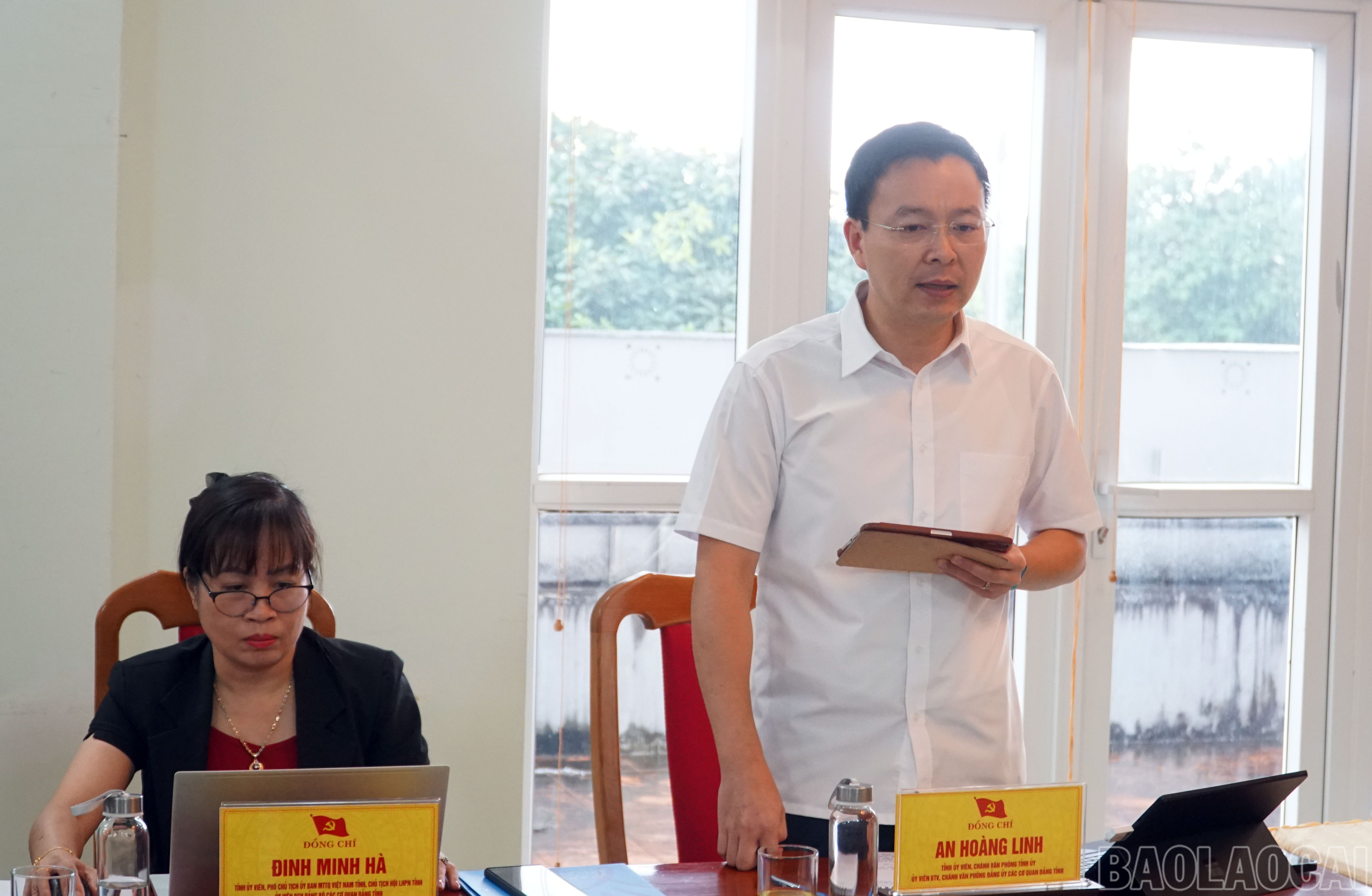 Đồng chí An Hoàng Linh - Tỉnh ủy viên, Chánh Văn phòng Tỉnh ủy góp ý tại Hội nghị. baolaocai-br_247-anh-3.jpg