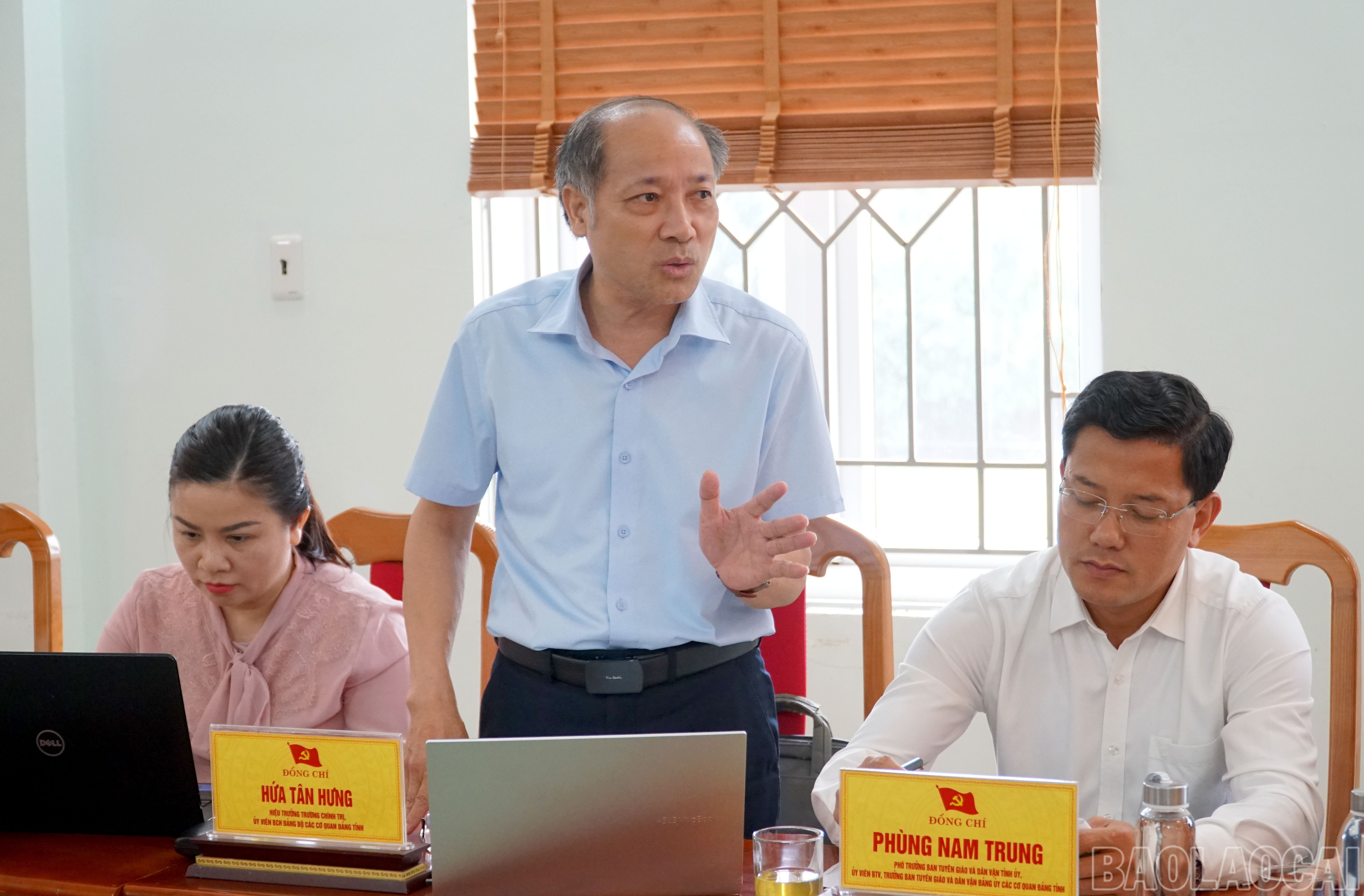 Đồng chí Hứa Tân Hưng - Hiệu trưởng Trường Chính trị tỉnh phát biểu ý kiến tại Hội nghị. baolaocai-br_247-anh-8.jpg