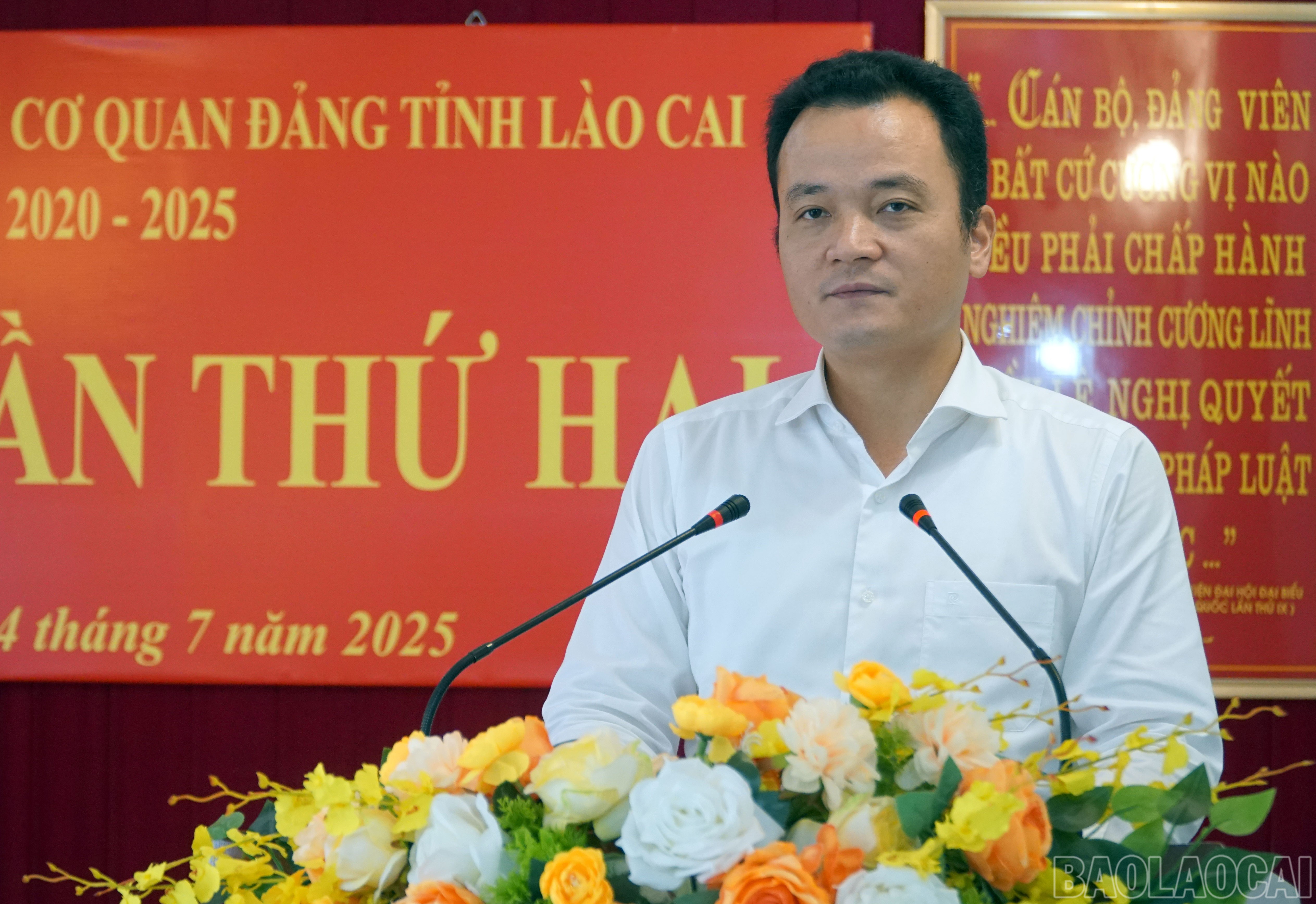Đồng chí Giàng Quốc Hưng - Ủy viên Ban Thường vụ, Trưởng Ban Nội chính Tỉnh ủy, Phó Bí thư Thường trực Đảng ủy Các cơ quan Đảng tỉnh phát biểu khai mạc Hội nghị. baolaocai-br_247-anh-5.jpg