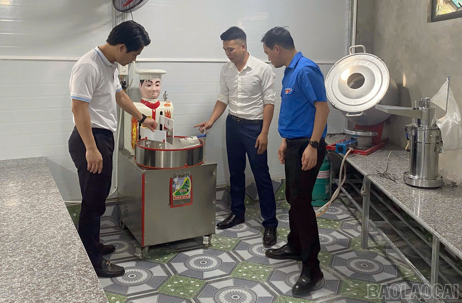 省青年連合のリーダーたちがフイン・ファット農業サービス協同組合を訪問した。 baolaocai-br_huynh-phat-2.jpg