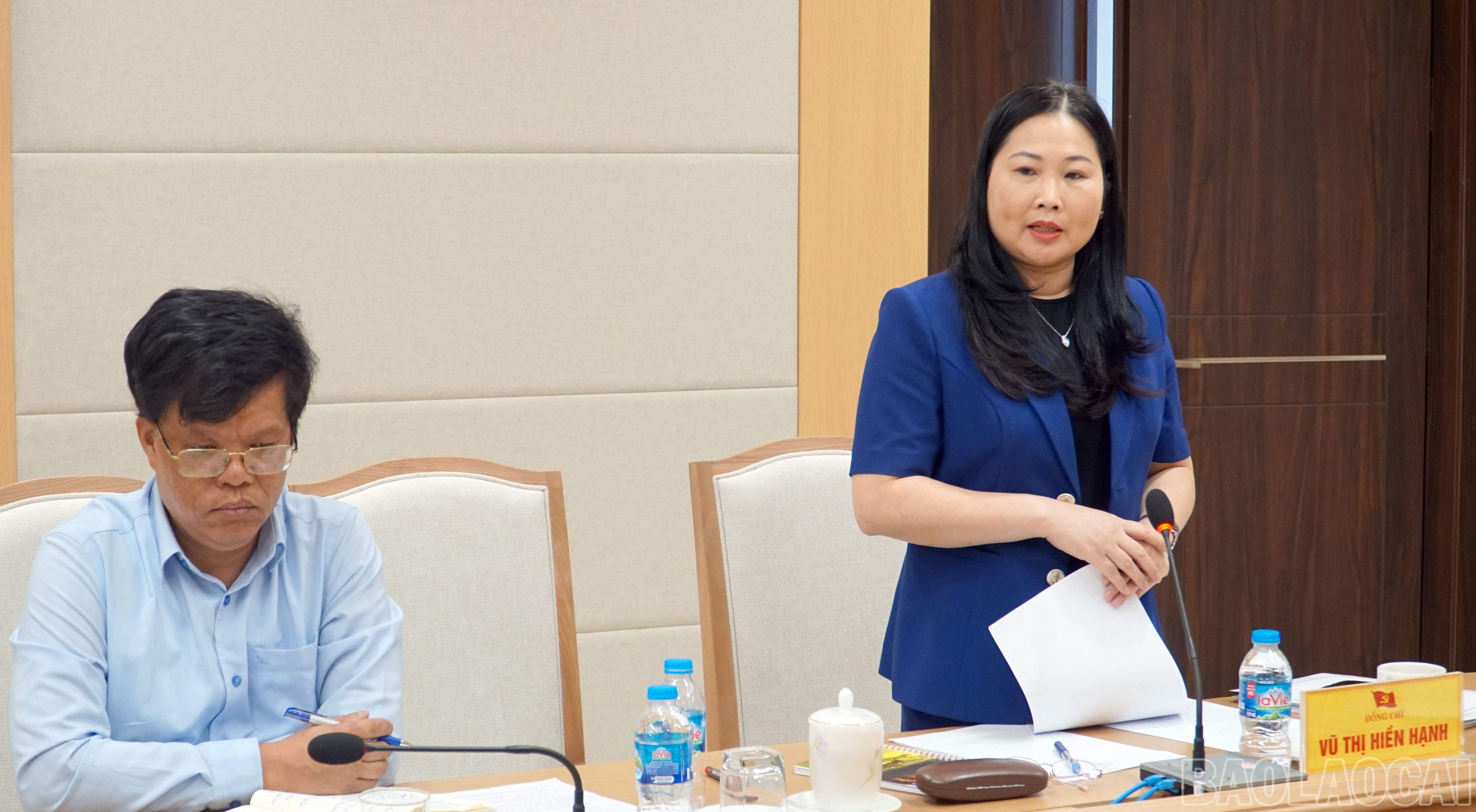 Đồng chí Vũ Thị Hiền Hạnh - Phó Chủ tịch UBND tỉnh, Phó Trưởng Ban Chỉ đạo công tác tôn giáo tỉnh phát biểu tại hội nghị. baolaocai-br_7.jpg