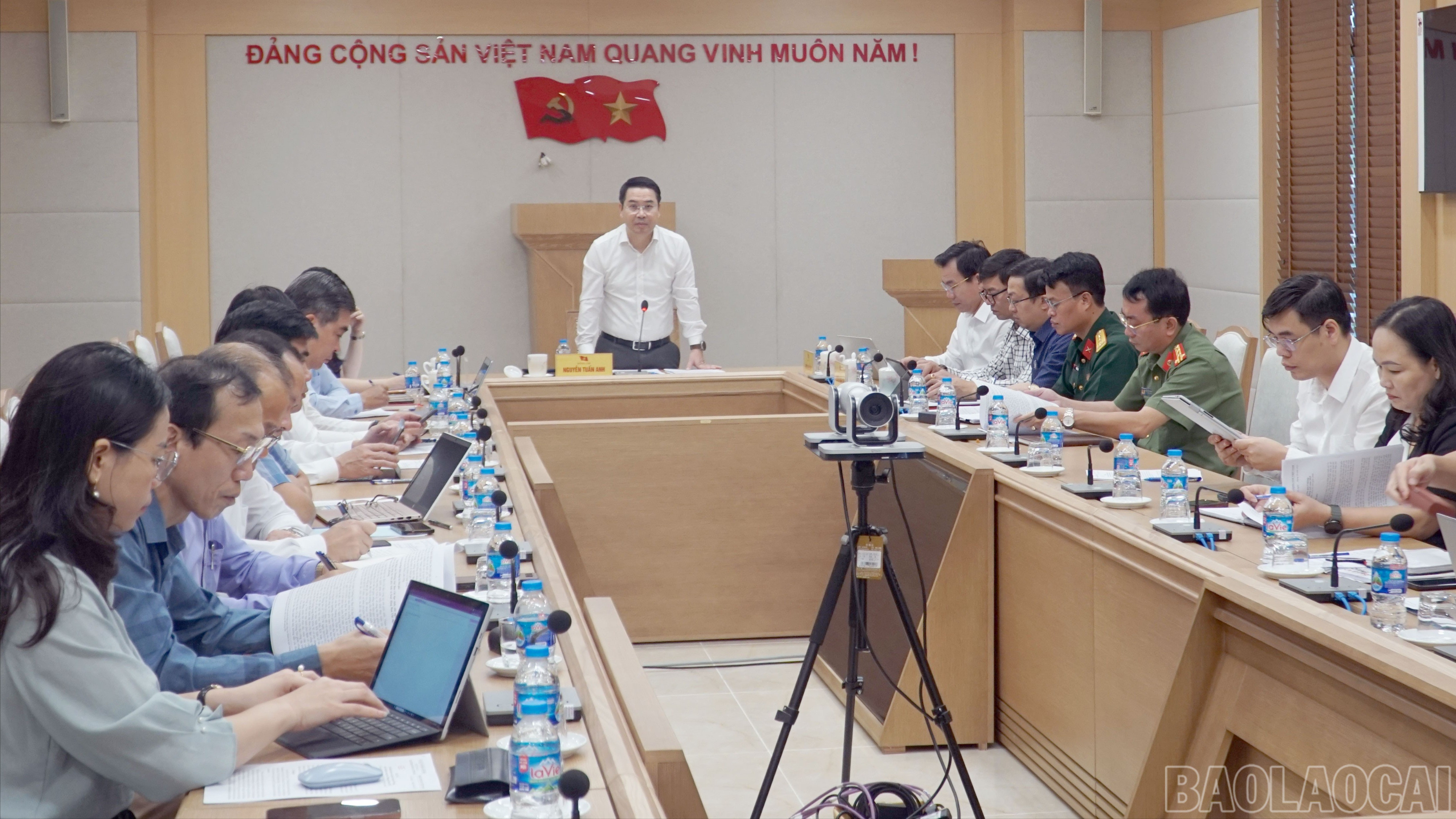 Đồng chí Nguyễn Tuấn Anh - Phó Bí thư Tỉnh ủy, Trưởng Ban Chỉ đạo công tác tôn giáo tỉnh phát biểu chỉ đạo hội nghị. baolaocai-br_6-3933.jpg
