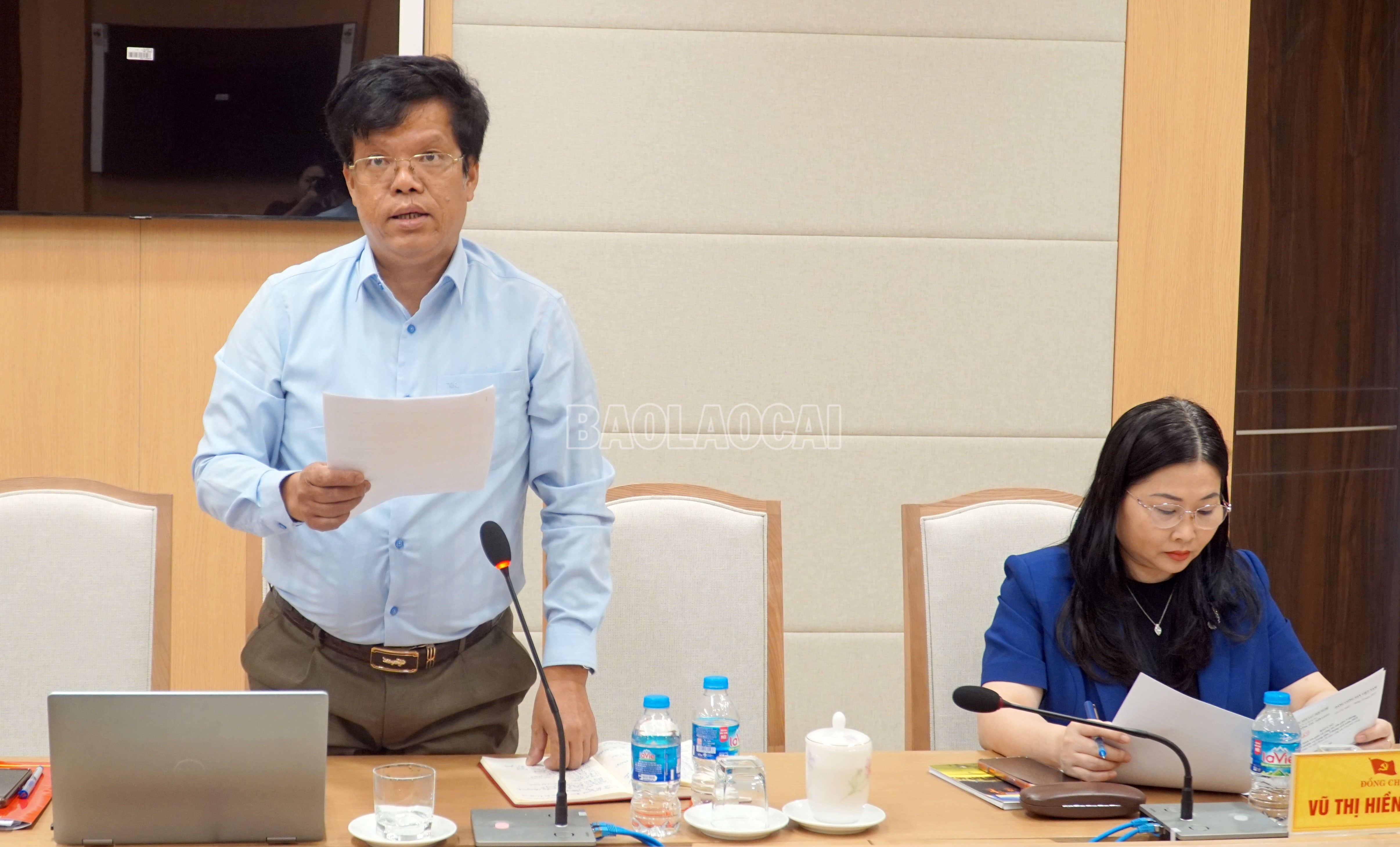 Các đồng chí thành viên Ban Chỉ đạo công tác tôn giáo tỉnh phát biểu tại hội nghị. baolaocai-c_11.jpg