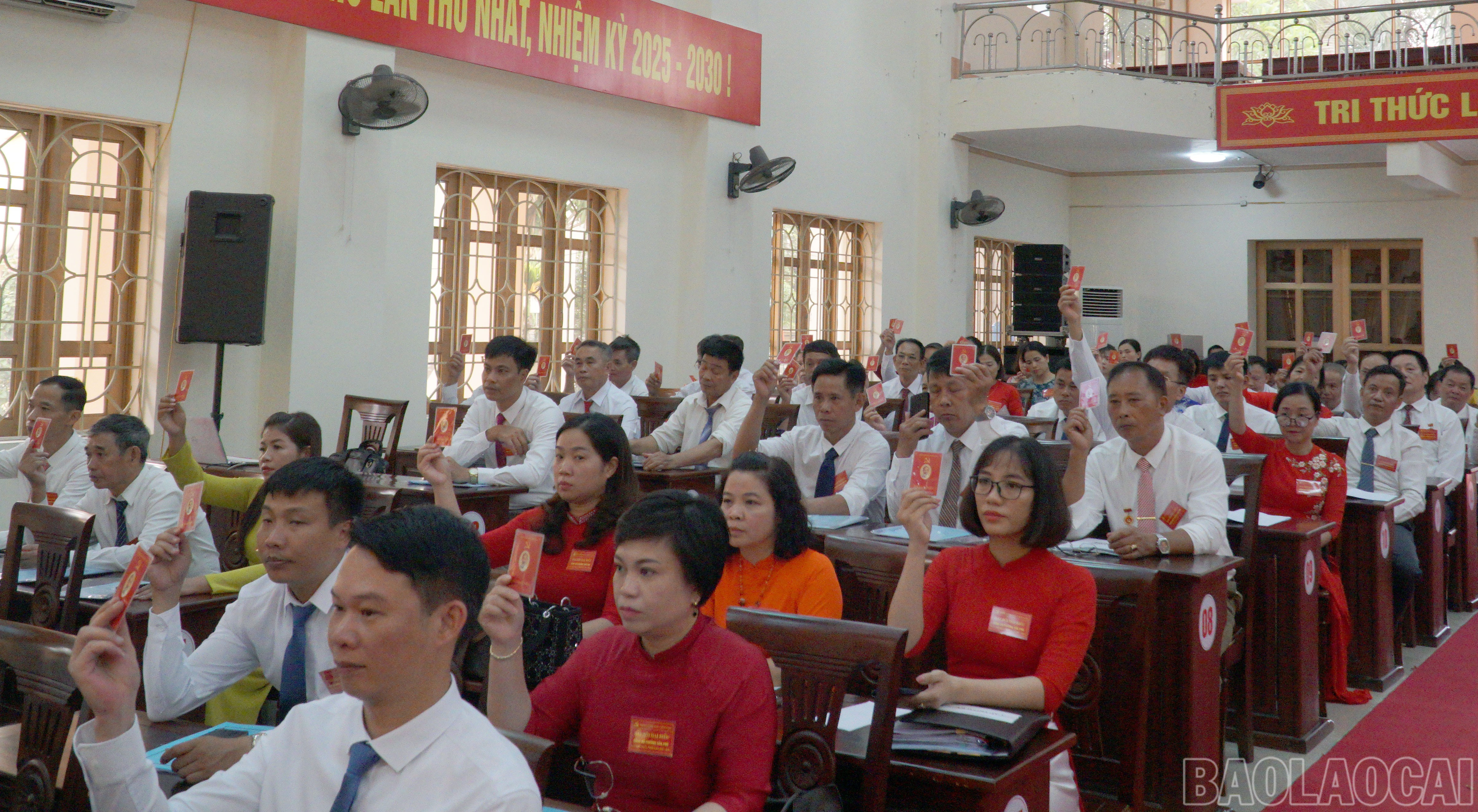 Các đại biểu biểu quyết thông qua nghị quyết Đại hội. baolaocai-br_bieu-quyet.jpg