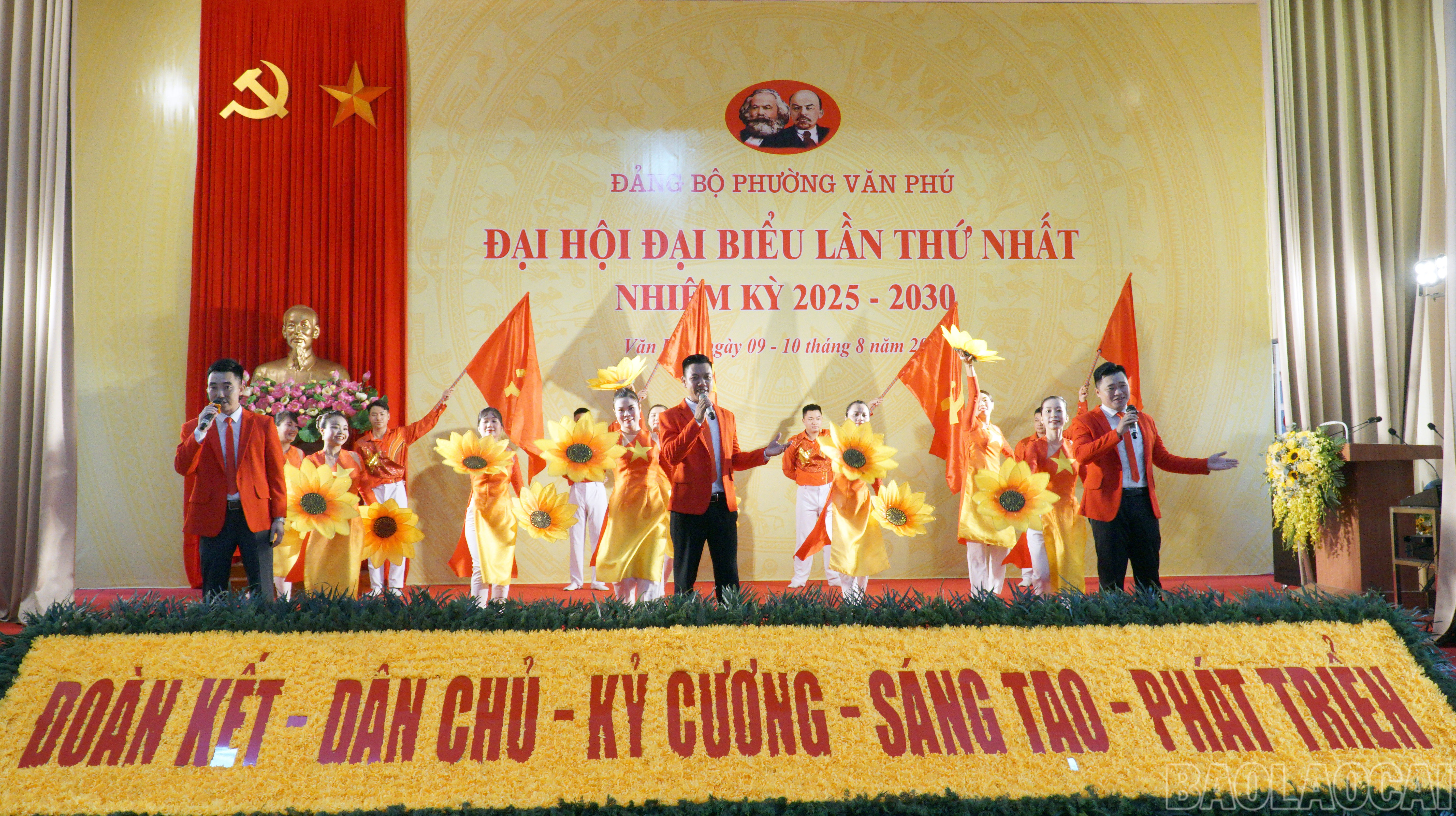 Chương trình văn nghệ đặc sắc mừng Đại hội đại biểu Đảng bộ phường Văn Phú lần thứ I. baolaocai-br_dh-7.jpg