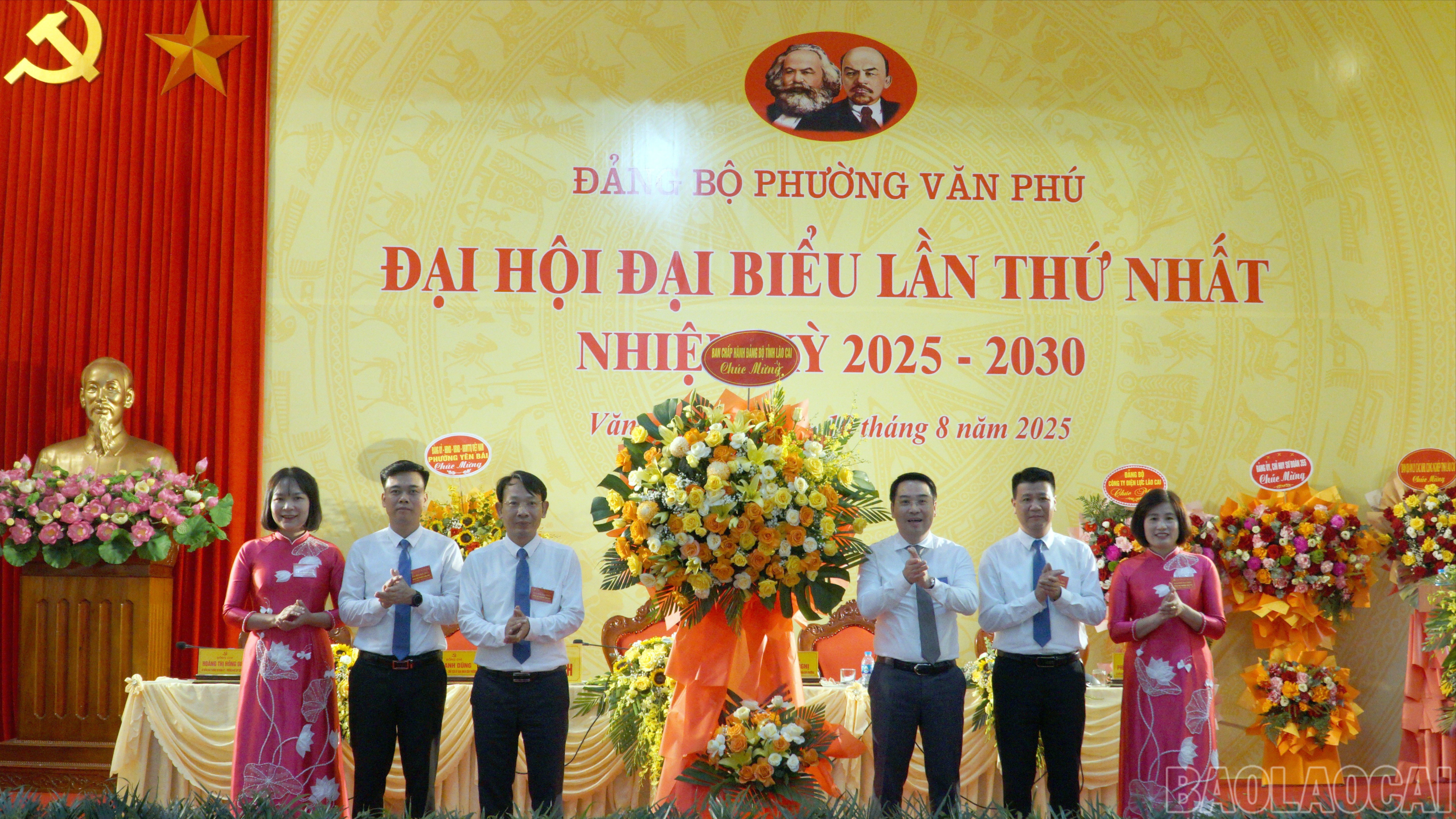 Đồng chí Nguyễn Tuấn Anh - Phó Bí thư Tỉnh ủy tặng hoa chúc mừng Đại hội. baolaocai-br_dh-11-3859.jpg