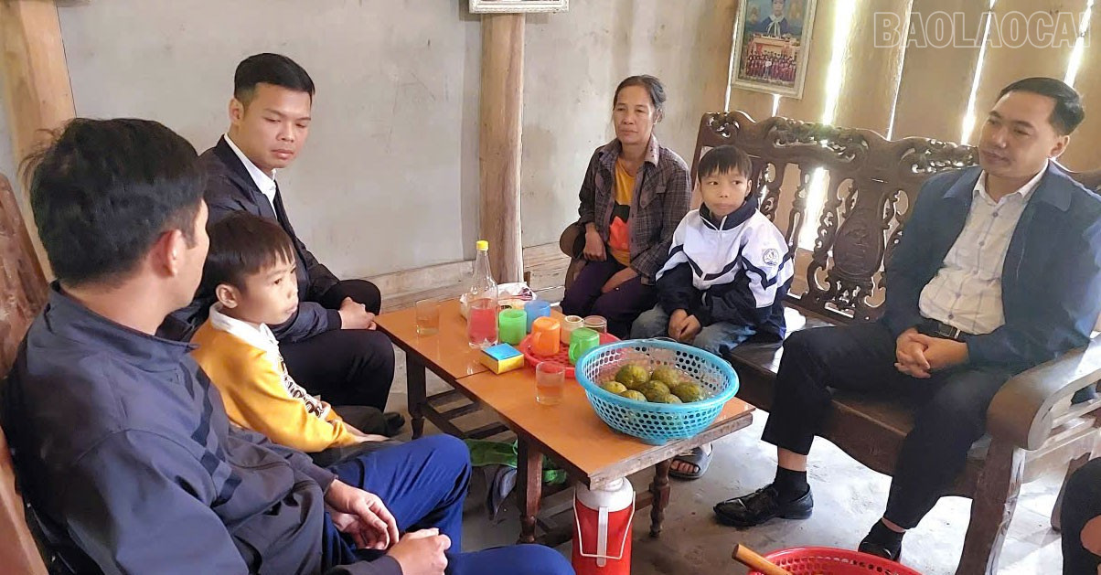 តំណាងមកពីគណៈកម្មាធិការបក្ស ស្ថាប័នបក្ស និងគណៈកម្មាធិការបក្សភូមិលេខ៤ បានទៅសួរសុខទុក្ខ និងផ្តល់ការលើកទឹកចិត្តដល់ក្រុមគ្រួសាររបស់កុមារទាំងពីរ។ baolaocai-tr_5.jpg