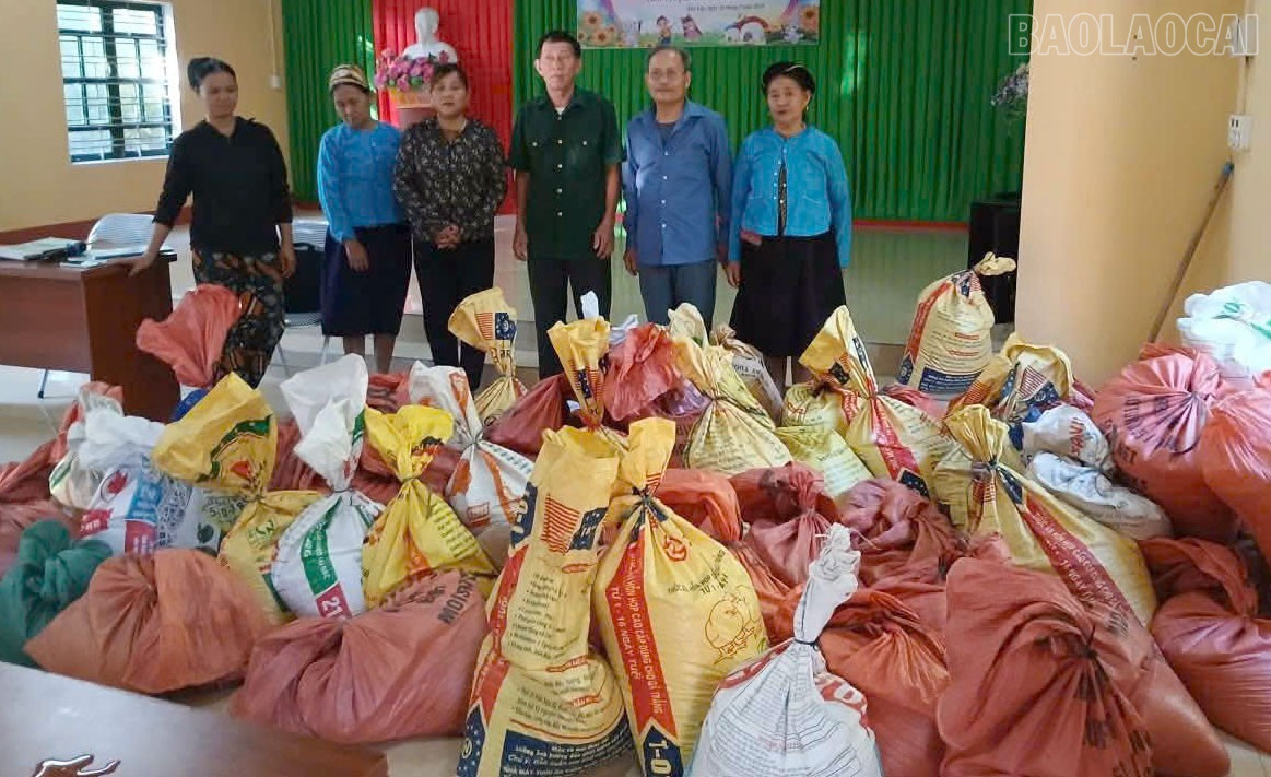 អ្នកភូមិអ៊ុកបានចូលរួមវិភាគទានអង្ករជាង ១ តោន ដើម្បីគាំទ្រដល់គ្រួសារដែលអង្កររបស់ពួកគេត្រូវបានទឹកជំនន់បោកបក់យកទៅបាត់ក្នុងអំឡុងភ្លៀងធ្លាក់ខ្លាំងកាលពីខែកញ្ញា ឆ្នាំ ២០២៥។ baolaocai-tr_3.jpg