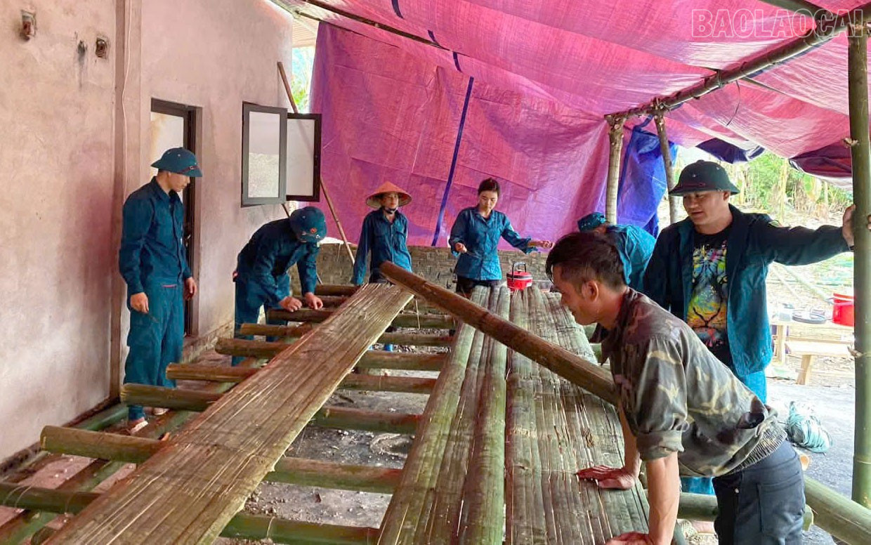 ក្នុងស្មារតីនៃការគាំទ្រគ្នាទៅវិញទៅមក និងការអាណិតអាសូរ បញ្ជាការដ្ឋានយោធាឃុំ និងអង្គការផ្សេងៗបានជួយសាងសង់ផ្ទះបណ្ដោះអាសន្នមួយខ្នងសម្រាប់គ្រួសារអ្នកស្រី ង៉ូវ ធីកែ ស្ថិតនៅភូមិលេខ ៣ ដែលផ្ទះរបស់គាត់ត្រូវបានអគ្គីភ័យបំផ្លាញ។ baolaocai-tr_2.jpg