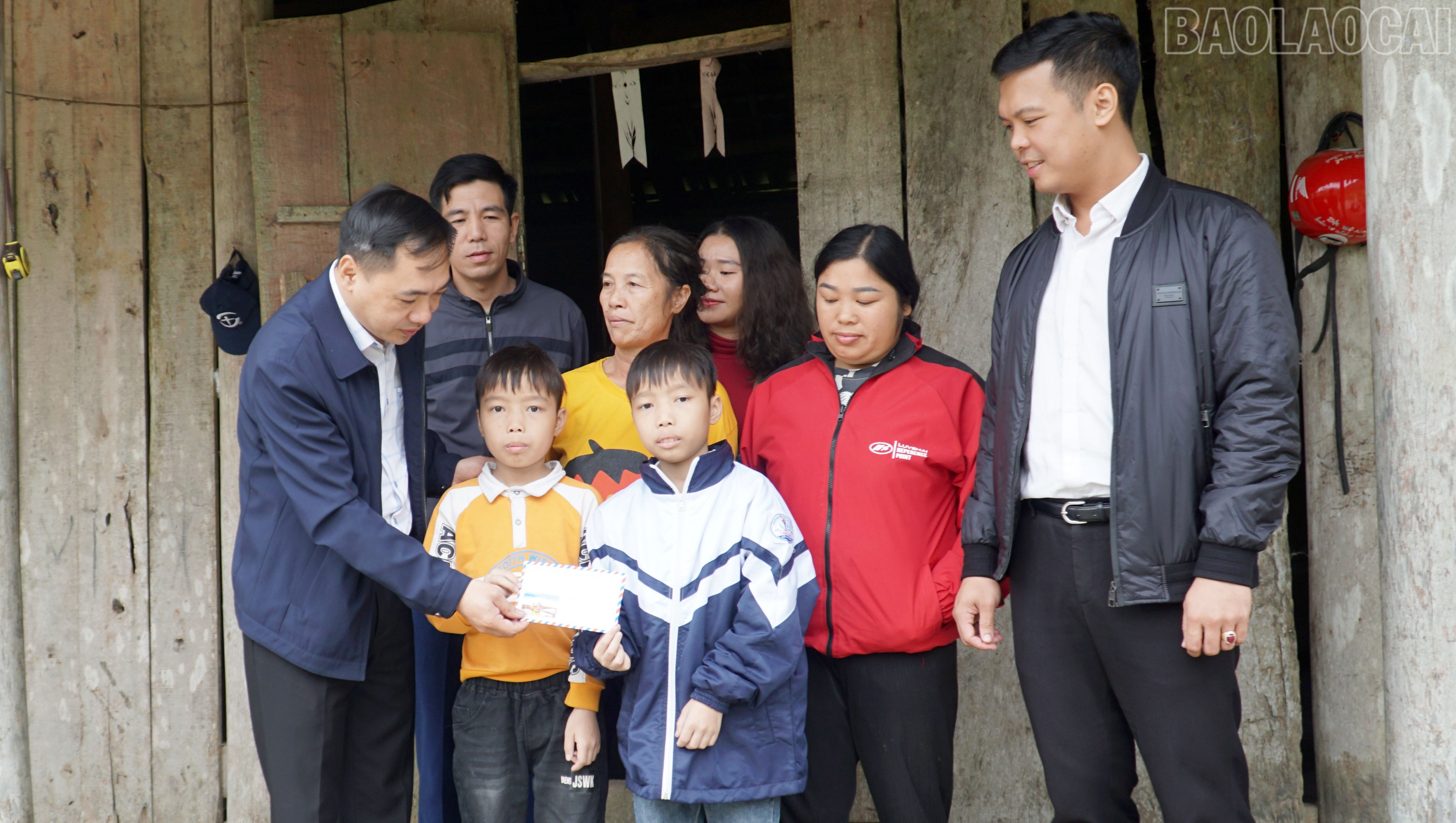 តំណាងគណៈកម្មាធិការបក្សនៃស្ថាប័នបក្សឃុំតាន់លិញ បានប្រគល់ប្រាក់ឧបត្ថម្ភខែធ្នូ ឆ្នាំ២០២៥ ដល់កុមារពីរនាក់គឺ ទ្រៀវធួតាន់ និង ទ្រៀវធួនៀន។ baolaocai-tr_7.jpg