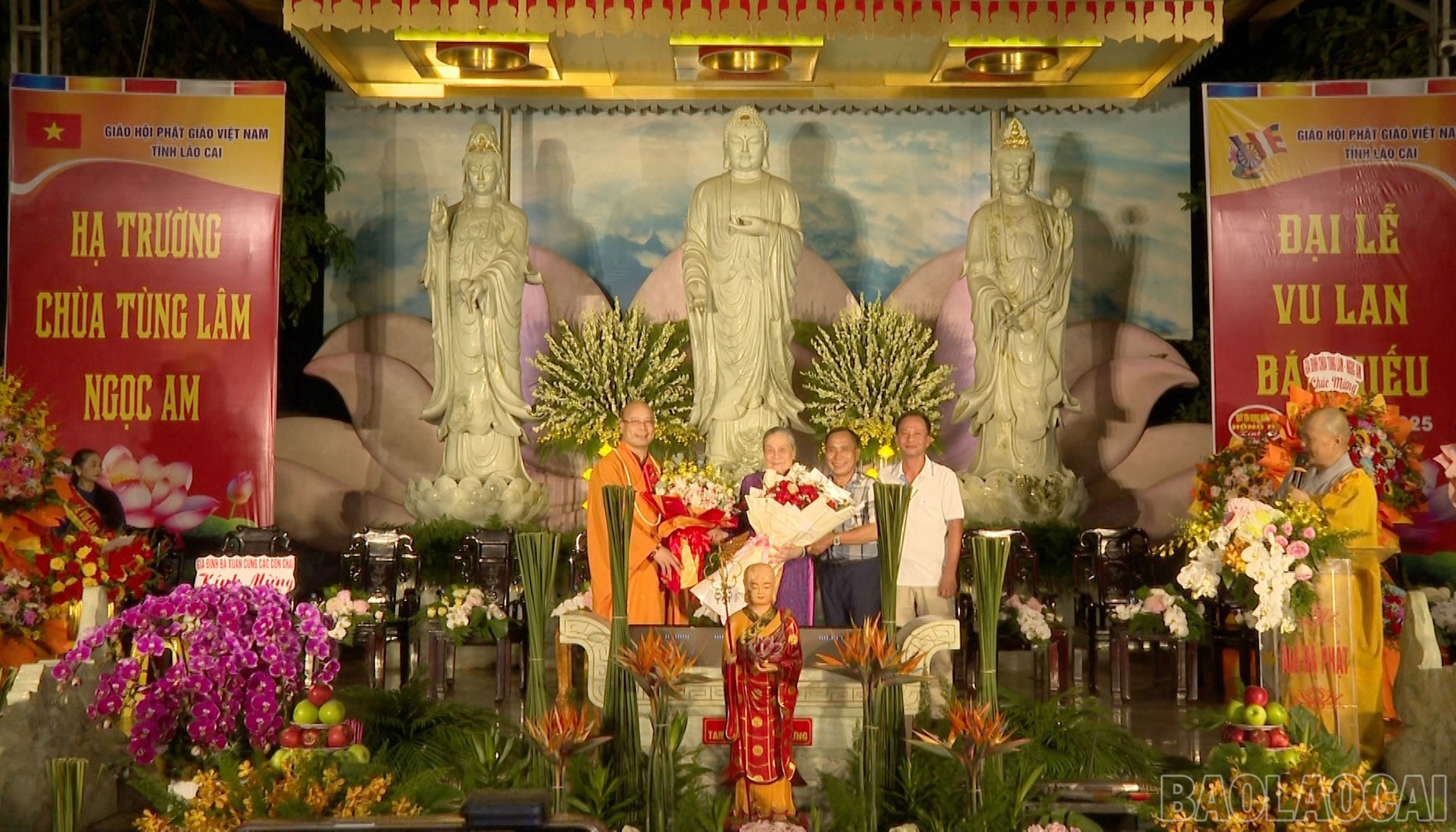 Thượng tọa Thích Minh Huy tặng hoa mẫu thân trong ngày Đại lễ Vu lan. baolaocai-br_anh-7.jpg