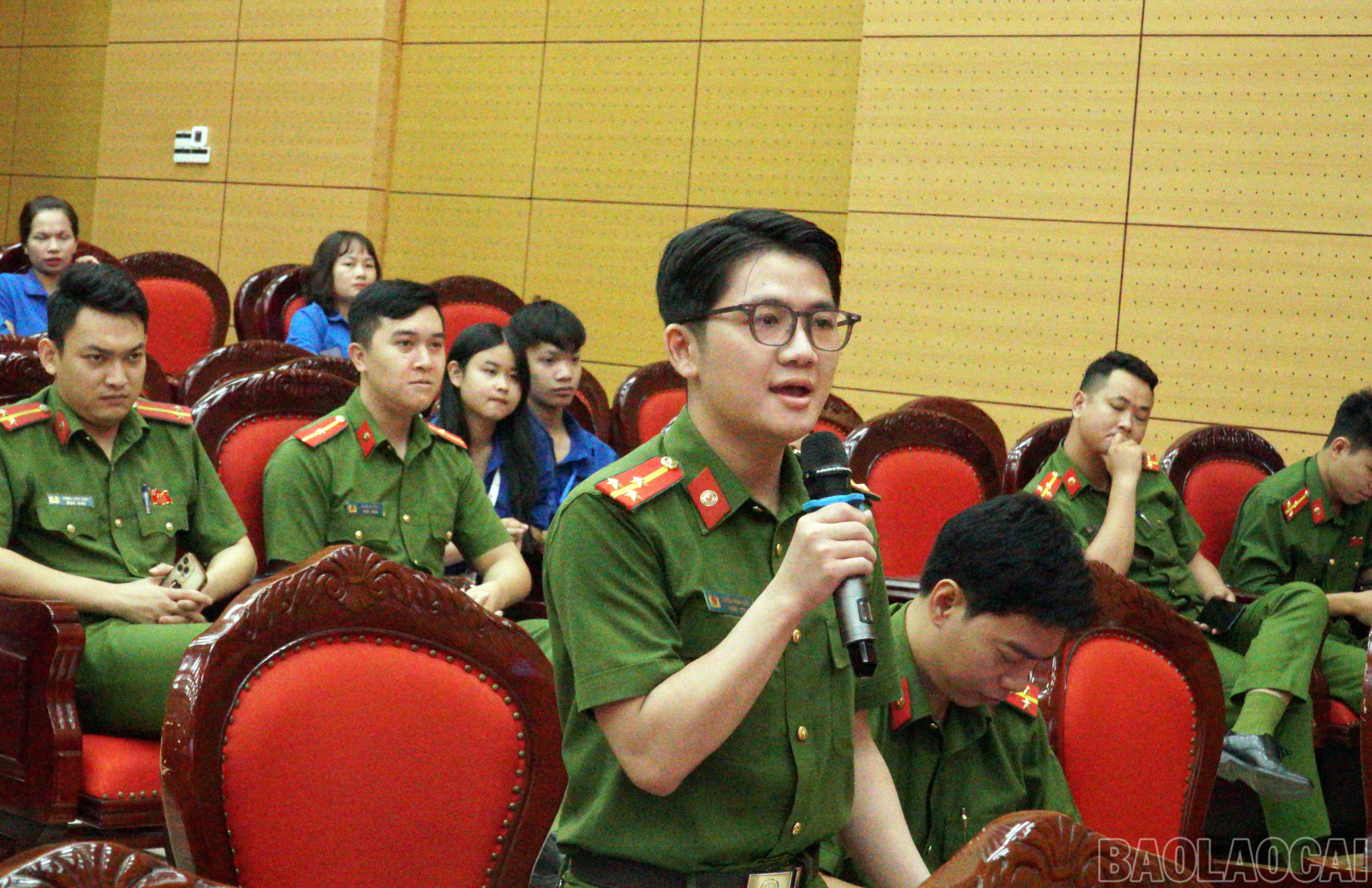 Đại biểu tại các điểm cầu tham gia ý kiến trao đổi, làm rõ thêm về các nội dung chuyên đề. baolaocai-br_pv-1.jpg