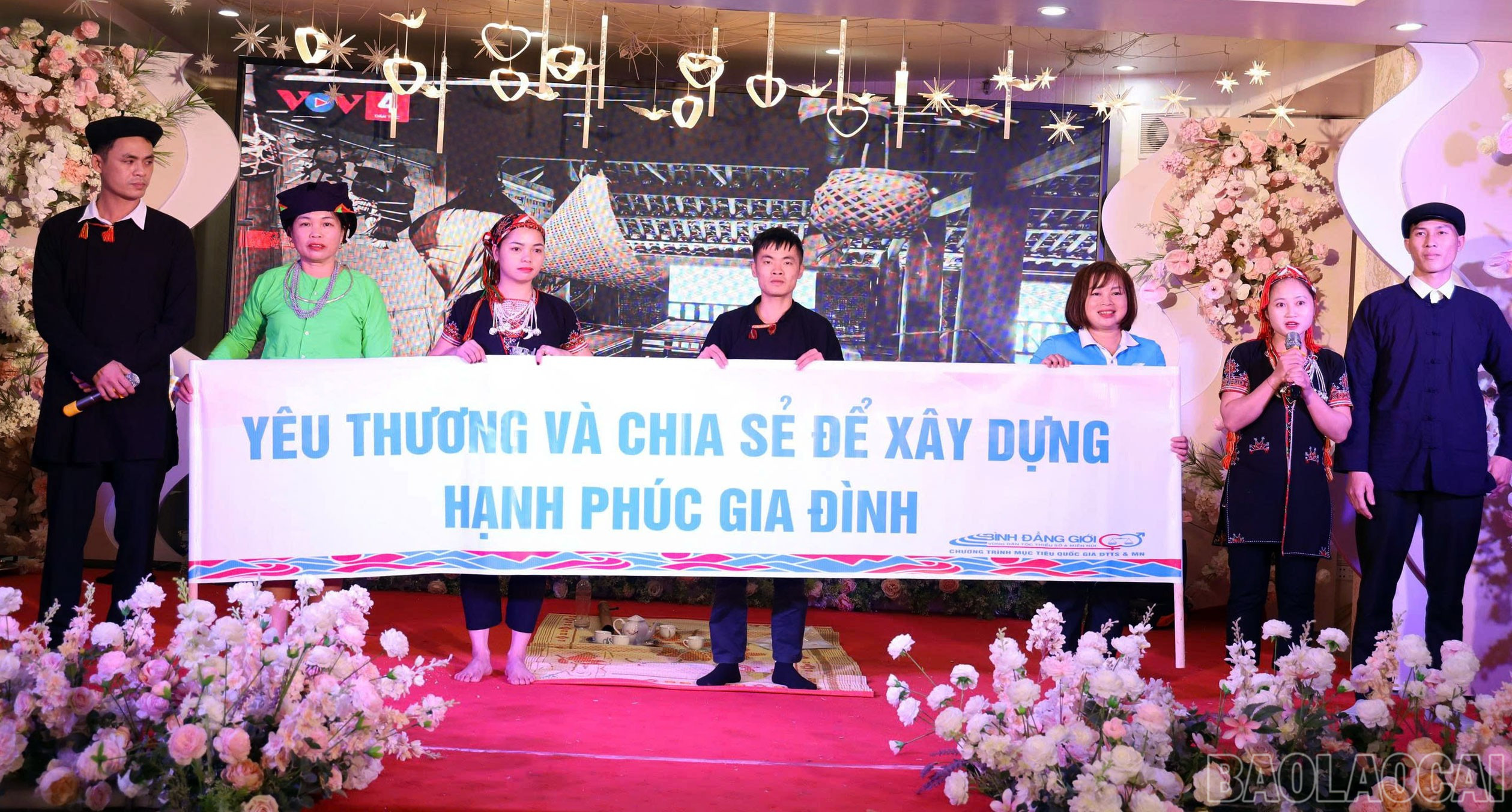 Các tổ truyền thông giao lưu trao đổi kinh nghiệm. baolaocai-br_129-phu-nu-1.jpg