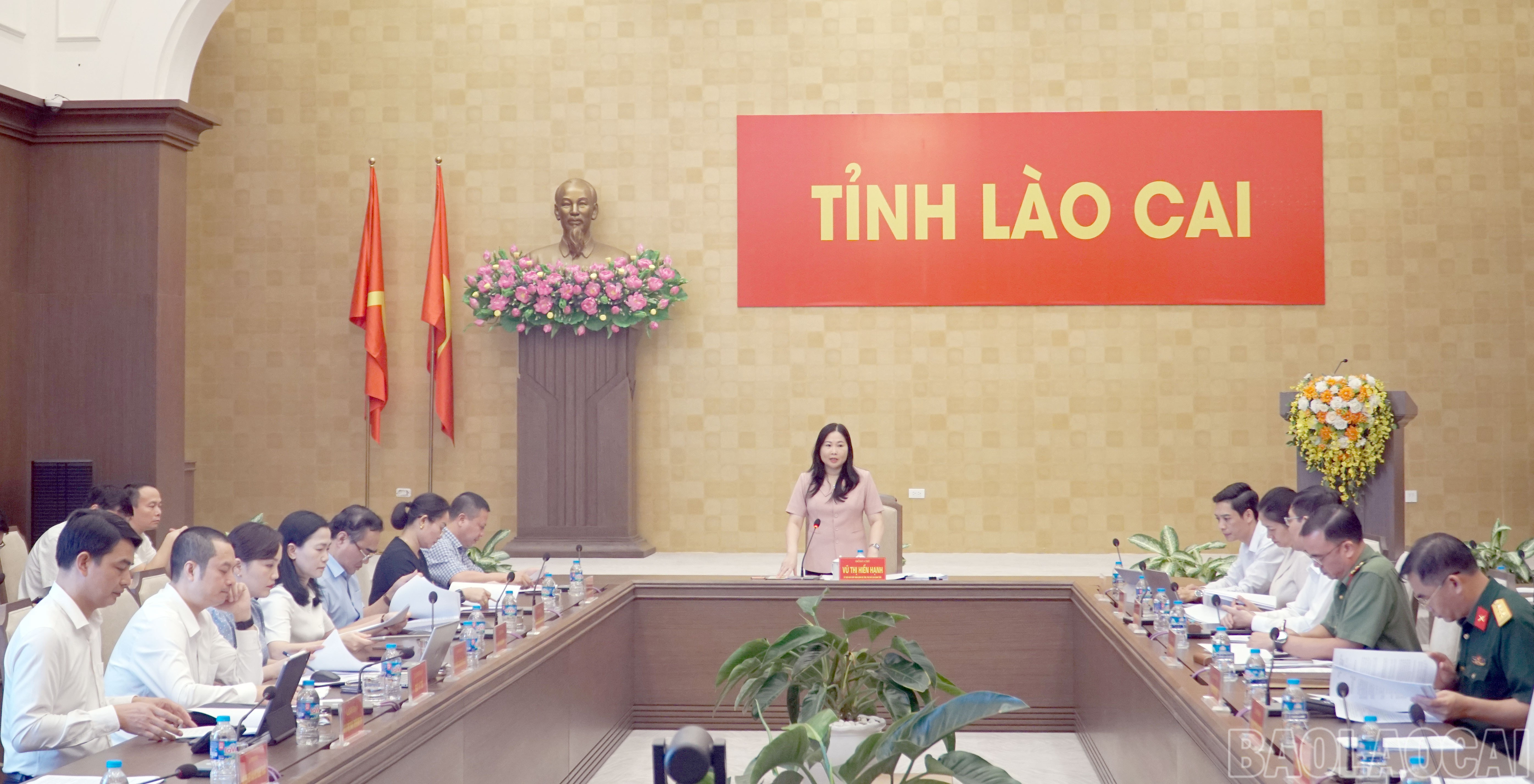 Đồng chí Vũ Thị Hiền Hạnh - Phó Chủ tịch UBND tỉnh chủ trì cuộc họp. baolaocai-br_phong.jpg