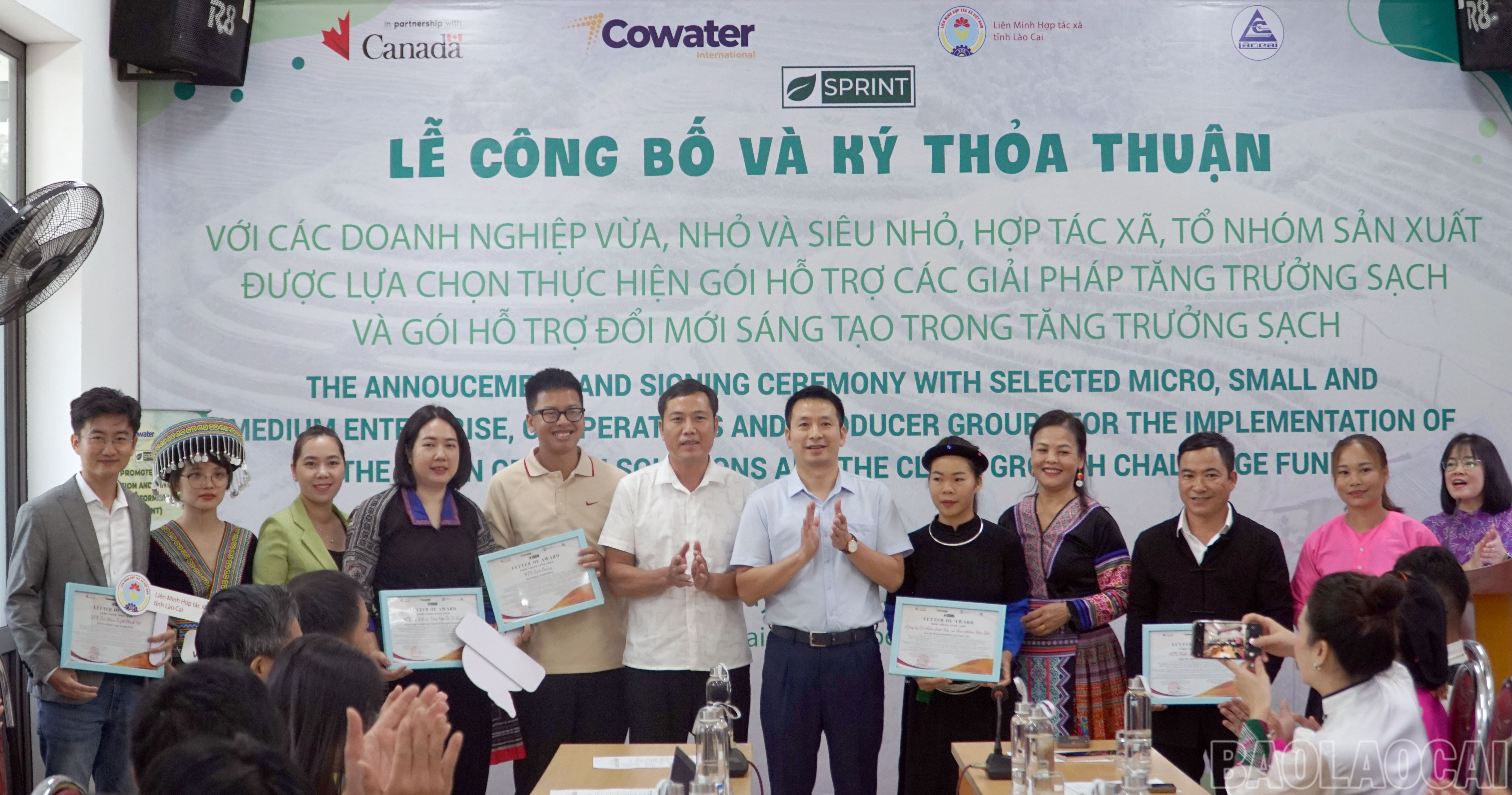 Các đơn vị được nhận giấy xác nhận về việc lựa chọn tiếp nhận gói hỗ trợ tăng trưởng sạch SPRINT. baolaocai-br_a6.jpg