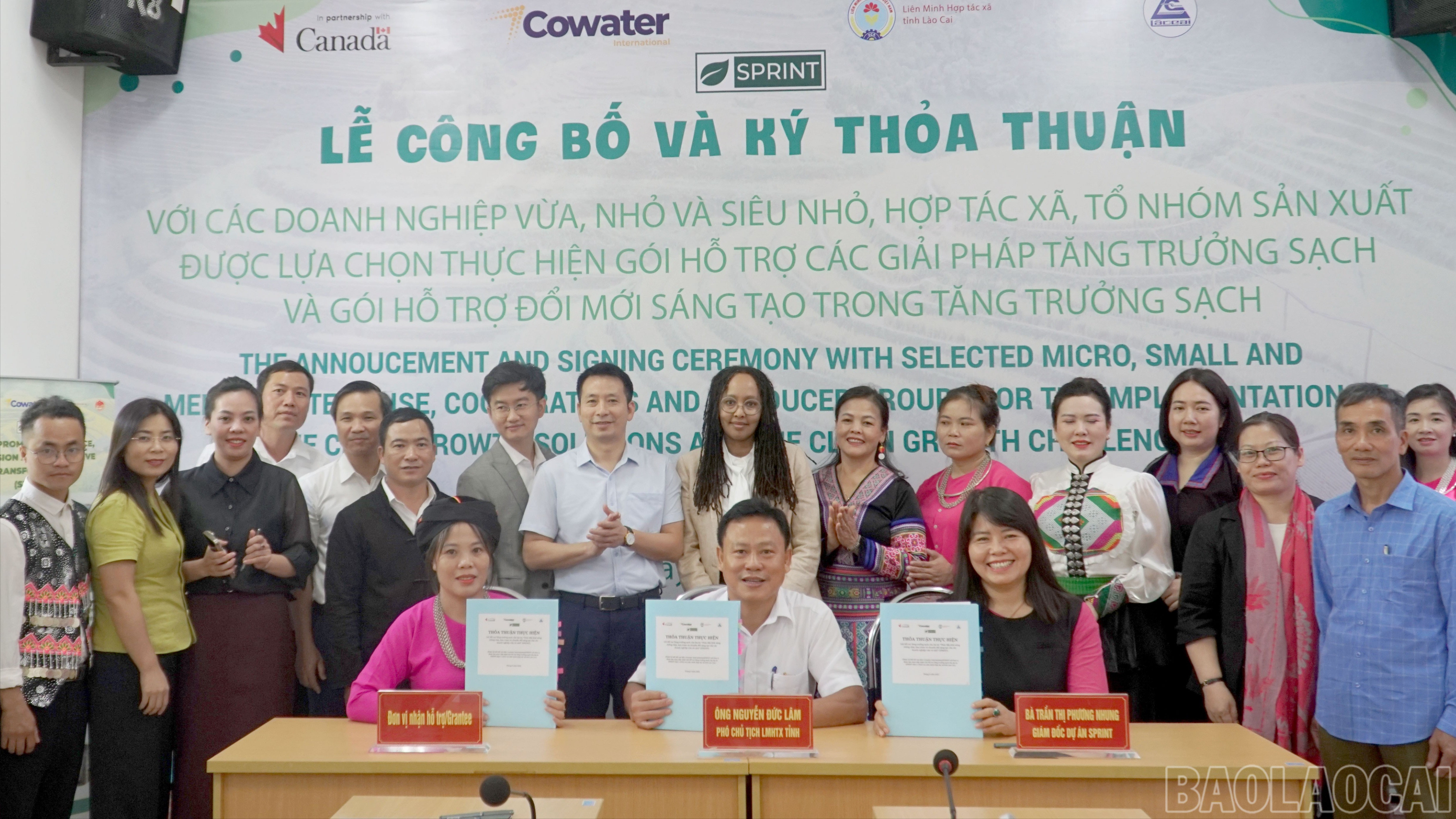 12 đơn vị ký kết thỏa thuận thực hiện các gói hỗ trợ tăng trưởng sạch của Dự án SPRINT. baolaocai-br_a1-9039.jpg