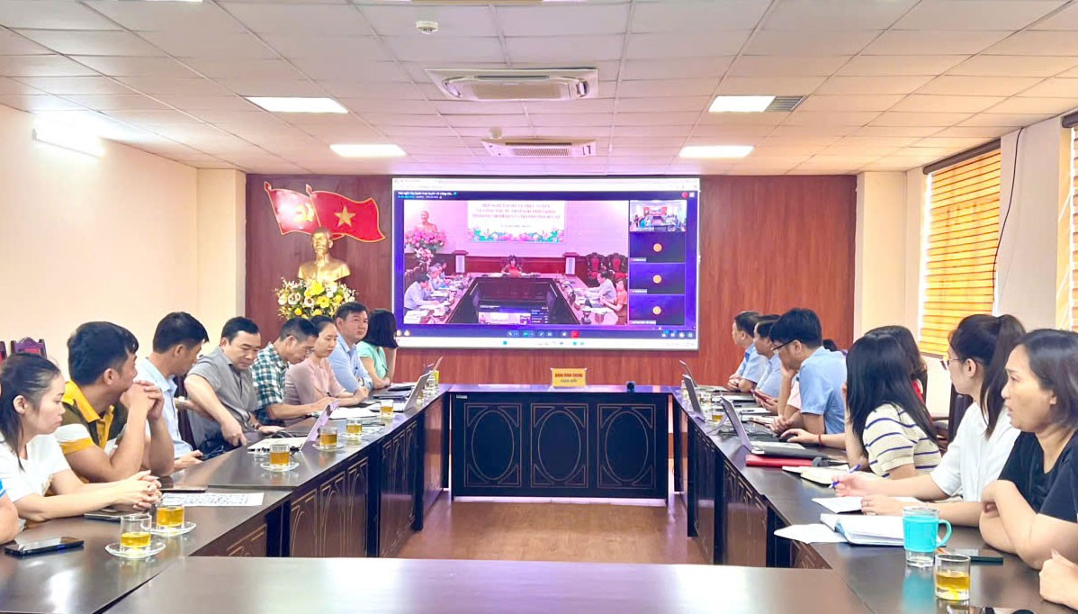 Điểm cầu tại Sở Tư pháp tỉnh Lào Cai 2 gồm lãnh đạo, công chức Sở Tư pháp, lãnh đạo phụ trách công tác tư pháp và công chức làm công tác tư pháp của Văn phòng HĐND và UBND phường Lào Cai, phường Cam Đường. 207-tu-phap-2.jpg