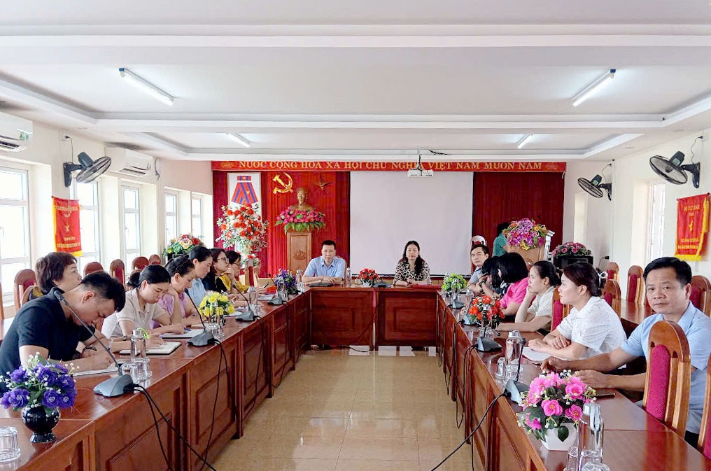 Điểm cầu tại Sở Tư pháp tỉnh Lào Cai 1 gồm lãnh đạo, công chức Sở Tư pháp; lãnh đạo phụ trách công tác tư pháp và công chức làm công tác tư pháp của Văn phòng HĐND và UBND phường Văn Phú, phường Yên Bái. 207-tu-phap-23.jpg