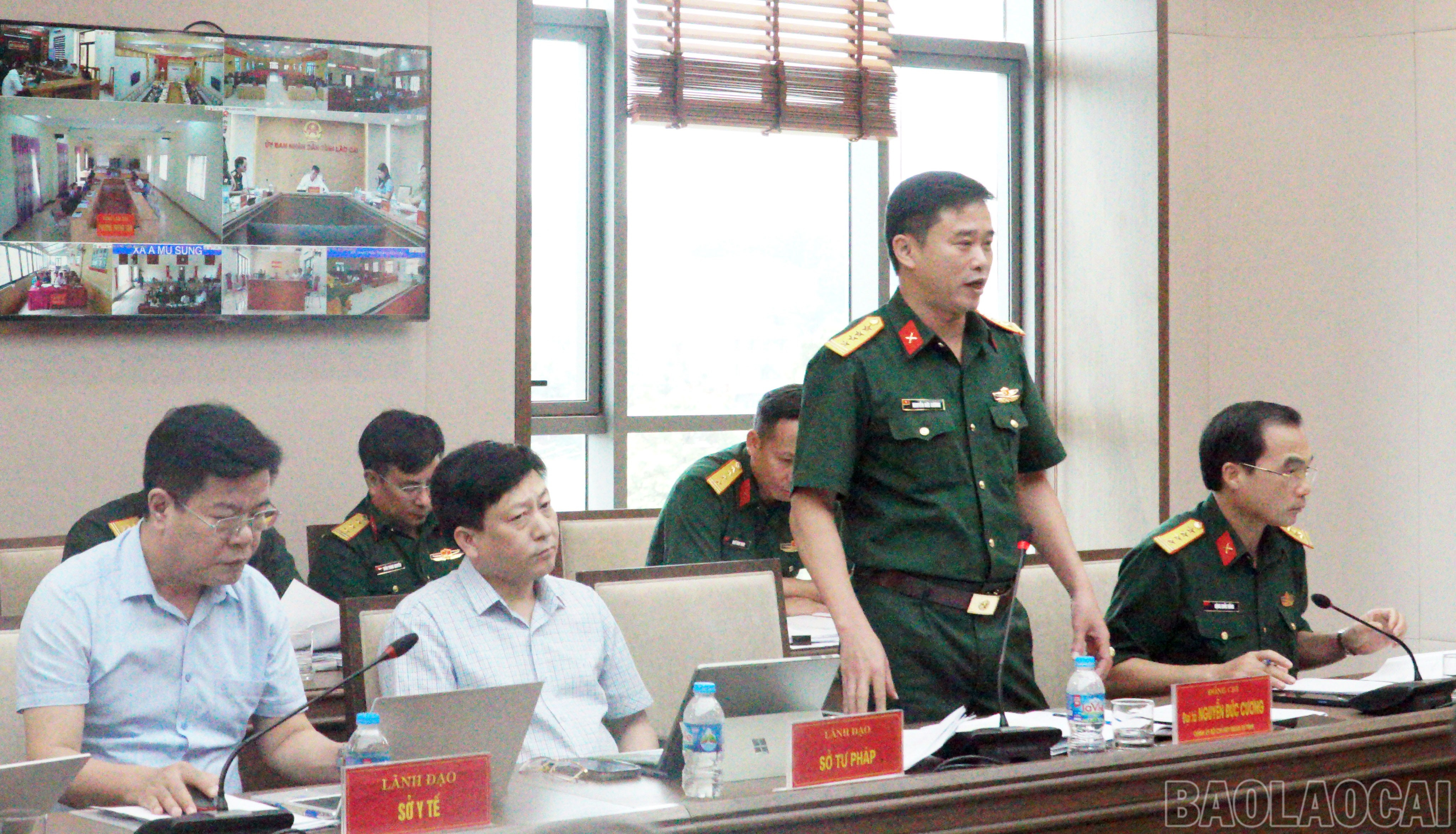 Thành viên Hội đồng nghĩa vụ quân sự tỉnh phát biểu làm rõ các nội dung về công tác tuyển quân. baolaocai-br_phat-bieu.jpg