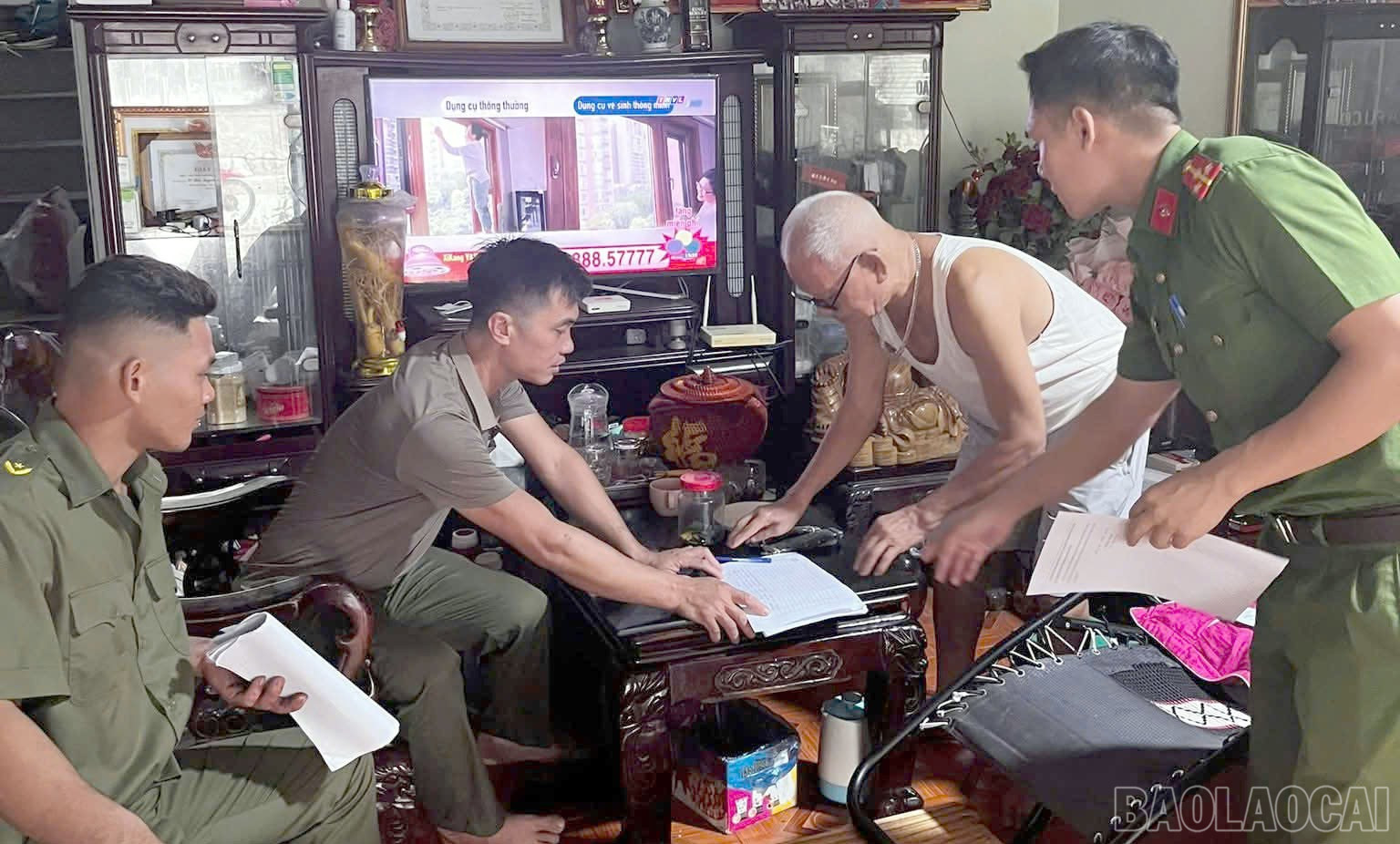 Người dân Yên Thành ký cam kết giữ gìn an ninh, trật tự. baolaocai-br_4.jpg