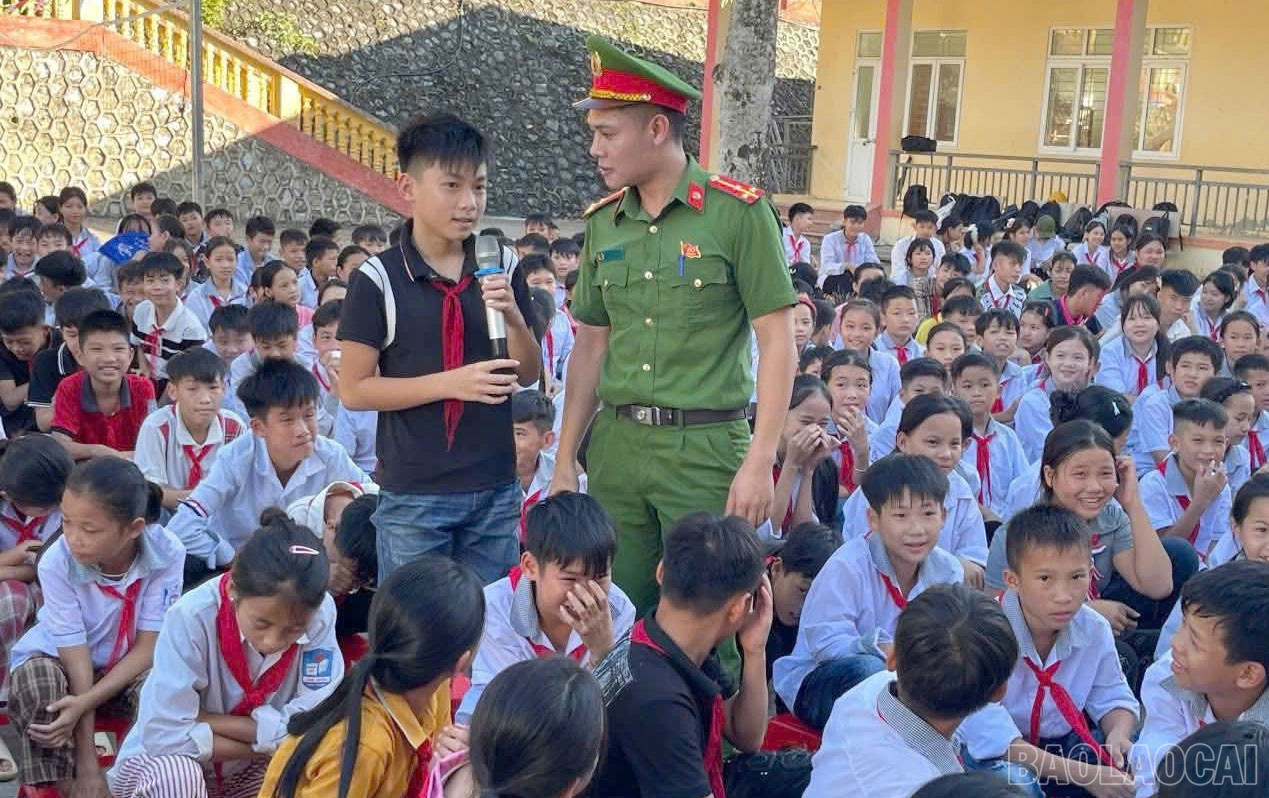 Công an Yên Thành tuyên truyền các quy định pháp luật về trật tự an toàn giao thông và phòng cháy, chữa cháy cho học sinh địa phương. baolaocai-br_2.jpg