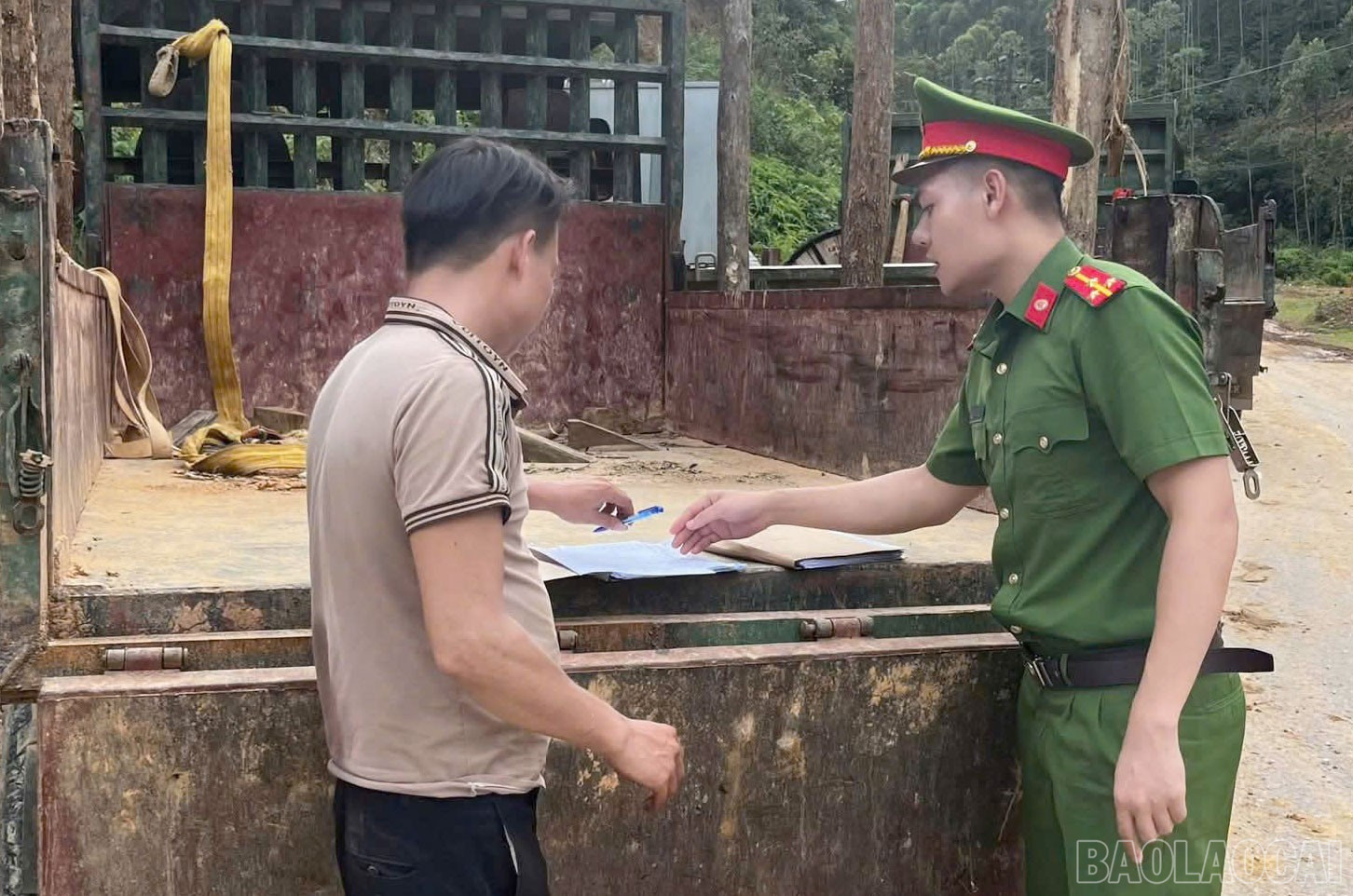 Công an xã Yên Thành vận động các cá nhân ký cam kết không mua, bán hoặc sử dụng xe tự chế, xe cải tạo trái phép. baolaocai-br_3.jpg