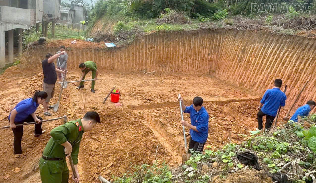 Pertubuhan massa dan pasukan polis komune Yen Thanh menyokong orang ramai dalam merobohkan rumah lama dan menggali asas untuk membina rumah baharu. baolaocai-tr_5.jpg