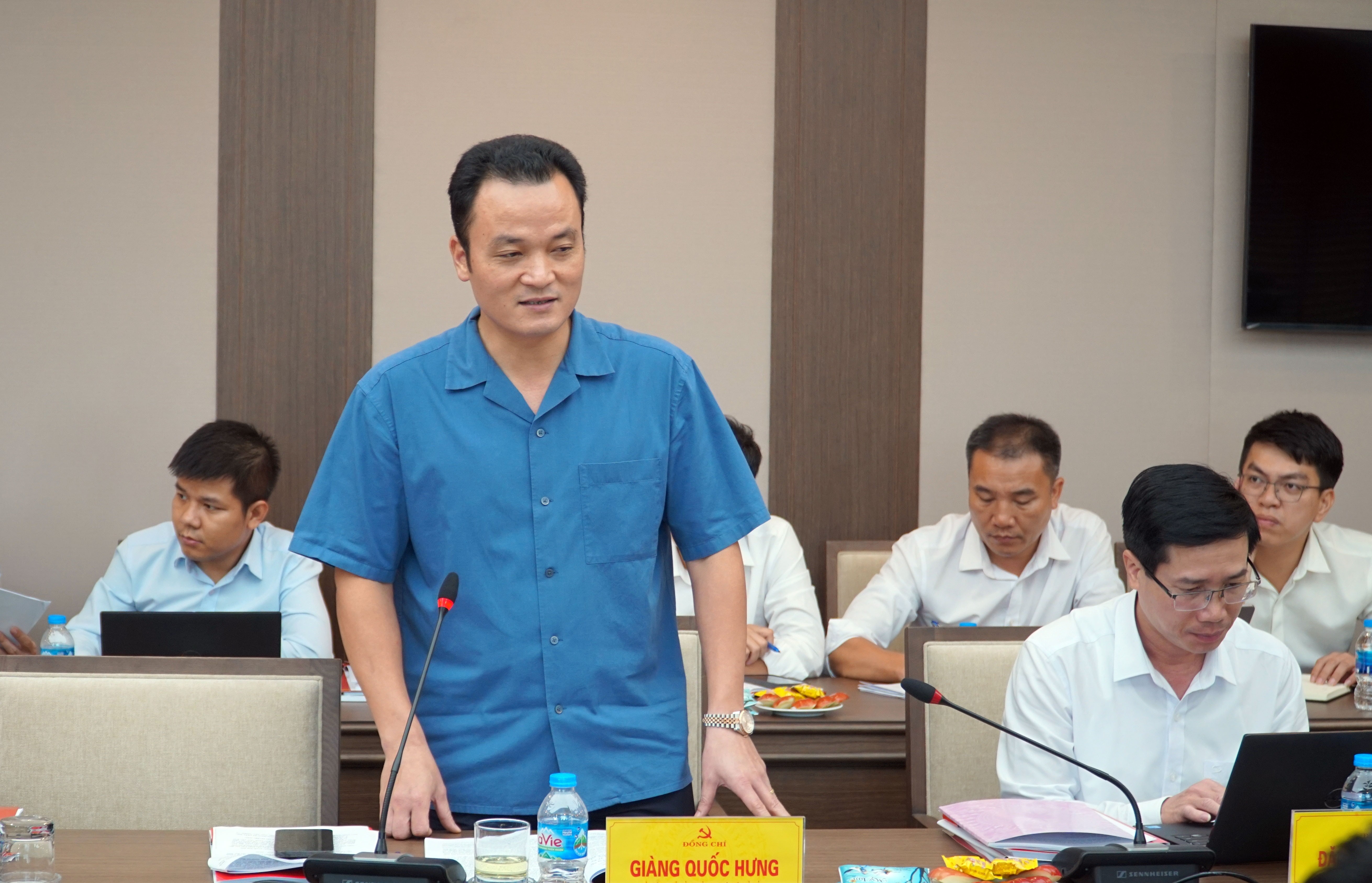 Đồng chí Giàng Quốc Hưng, Ủy viên Ban thường vụ, Trưởng Ban Nội chính Tỉnh ủy phát biểu tại hội nghị. 297-anh-hung.jpg