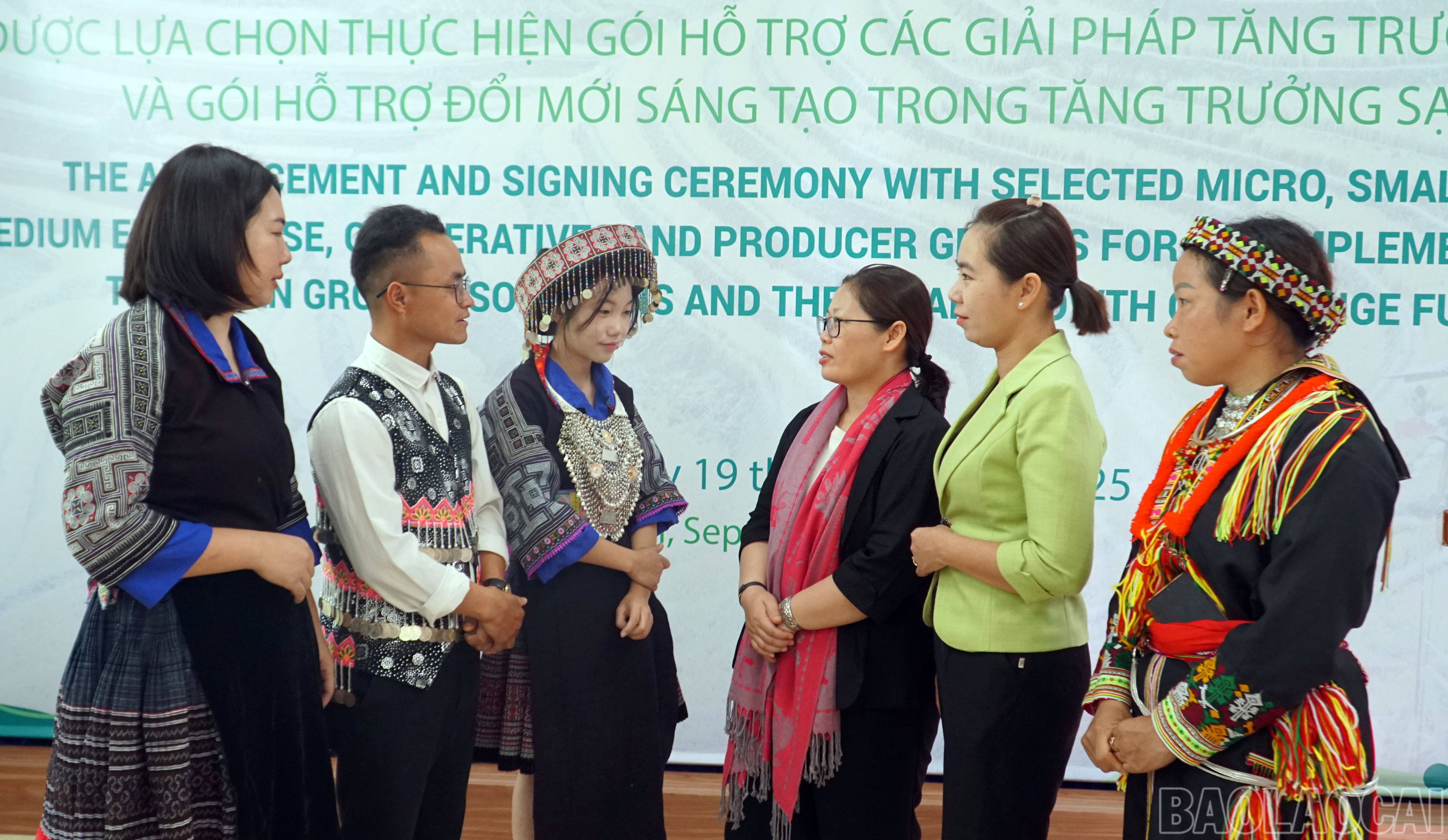 Micro, small and medium enterprise owners, production groups discuss with the SPRINT Project Organizing Committee. baolaocai-br_phong-trao-doi.jpg