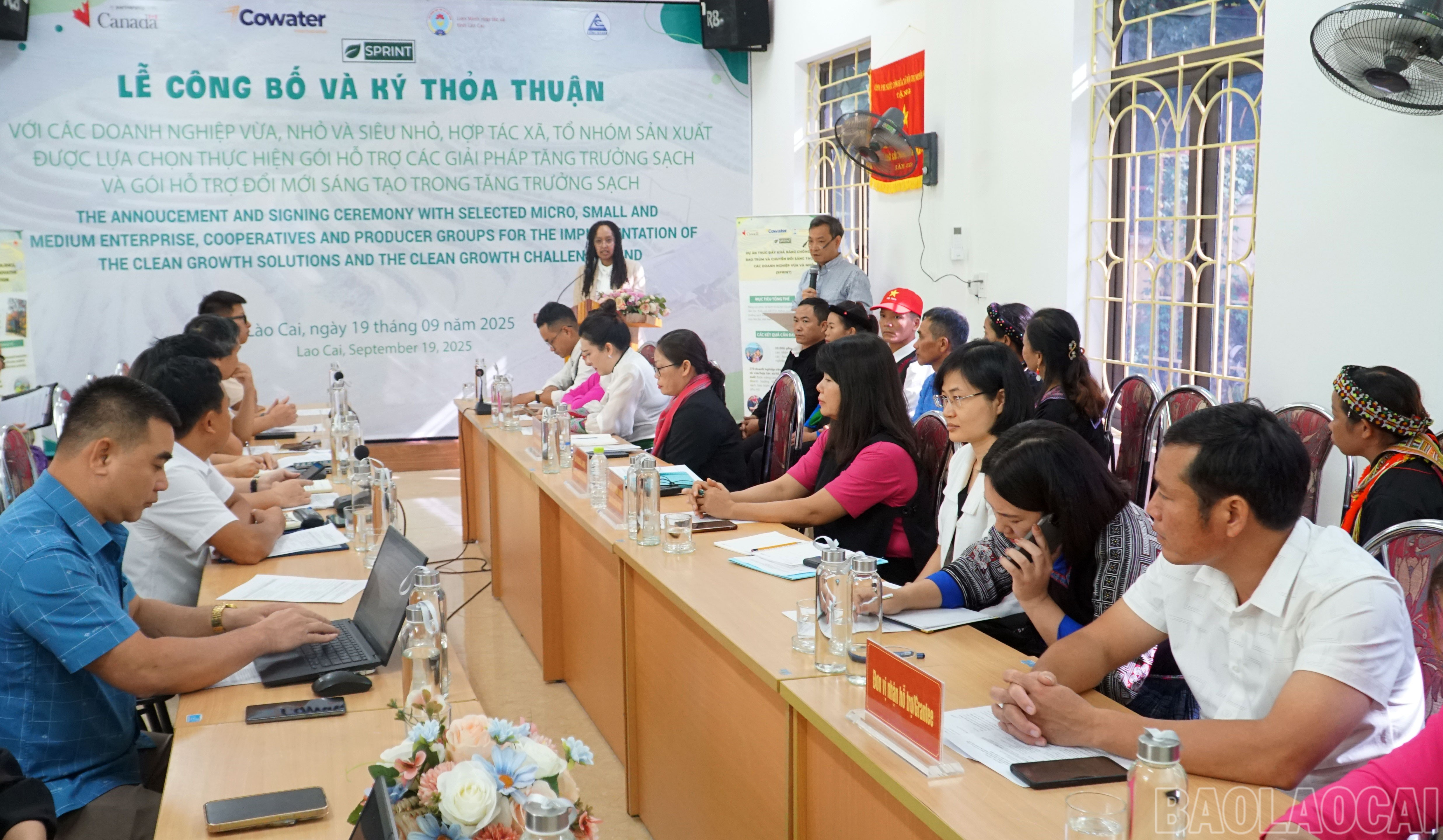 Ms. Khadij Razlik - First Secretary of the Canadian Embassy discussed with owners of micro, small and medium enterprises and production groups participating in the SPRINT Project. baolaocai-br_noi-chuyen.jpg