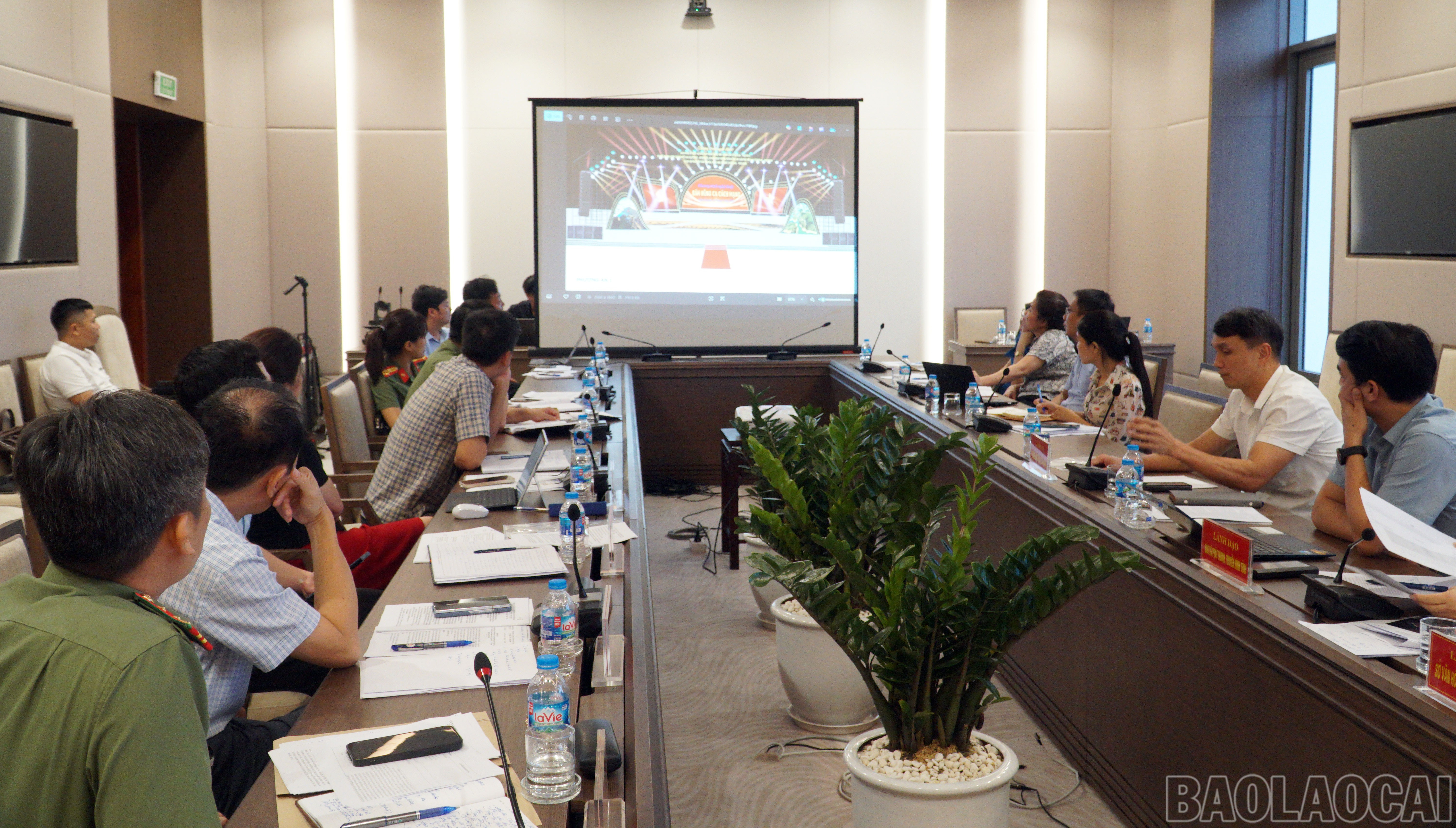 Các đại biểu góp ý vào công tác chuẩn bị sân khấu chương trình nghệ thuật. baolaocai-br_317-hop-1.jpg