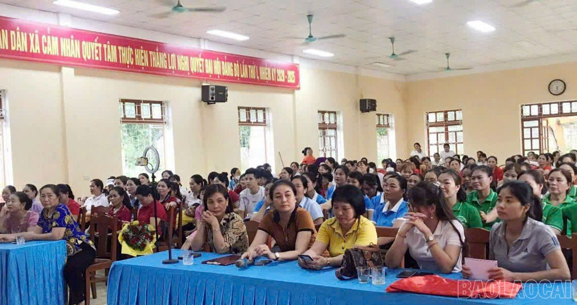 Cán bộ, hội viên phụ nữ xã Cảm Nhân tham gia đối thoại chính sách tại các khu trên địa bàn. baolaocai-br_cam-nhan-3.jpg